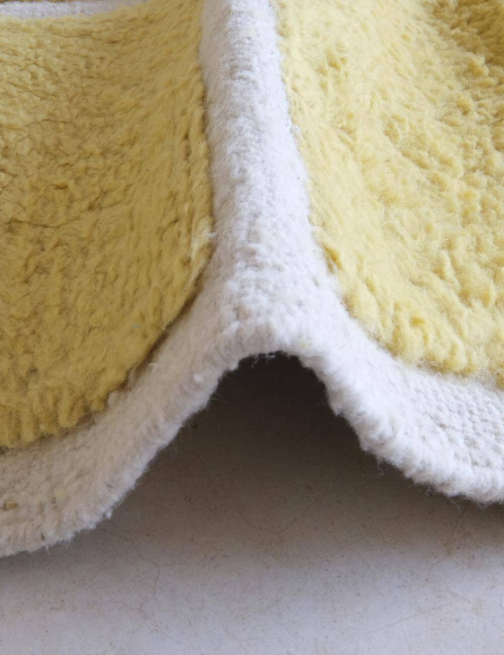 Tapis jaune contemporain