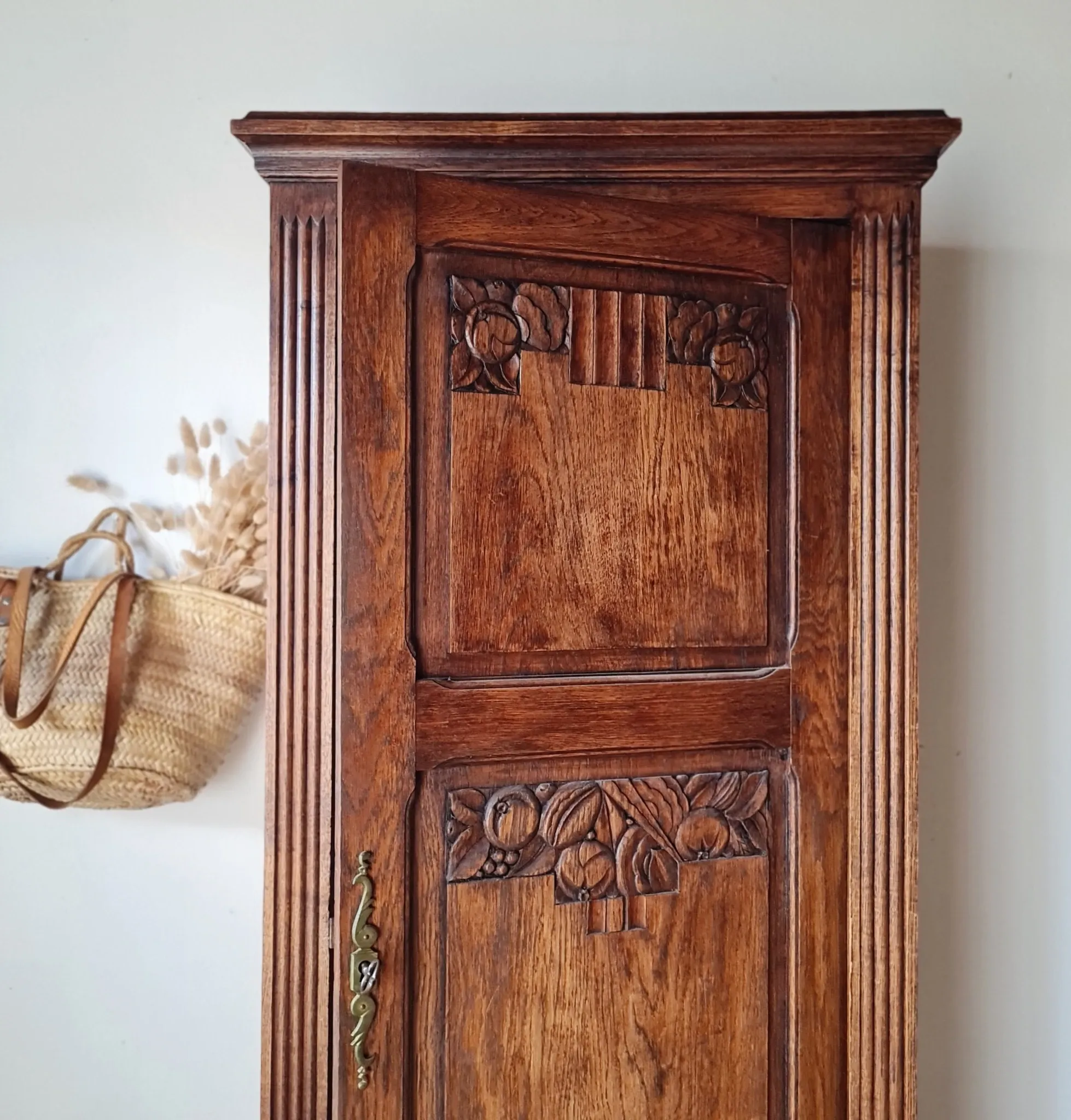 Antique carved wooden bonnetière – Art Deco / Art Nouveau style