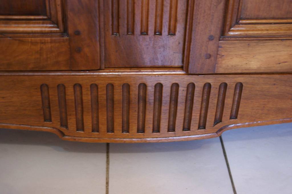 Armoire en noyer d'époque Louis XVI