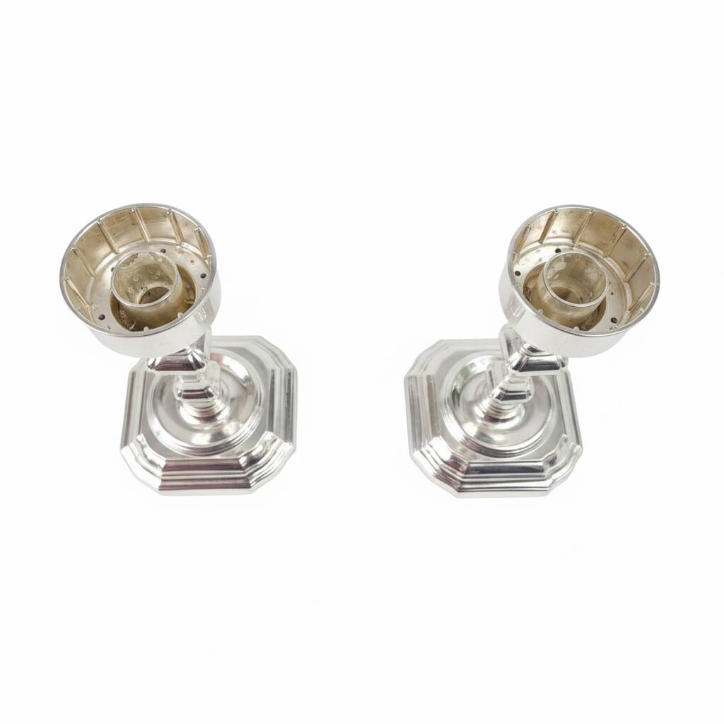 Pair of hurricane lamps – Silver-plated metal and glass.