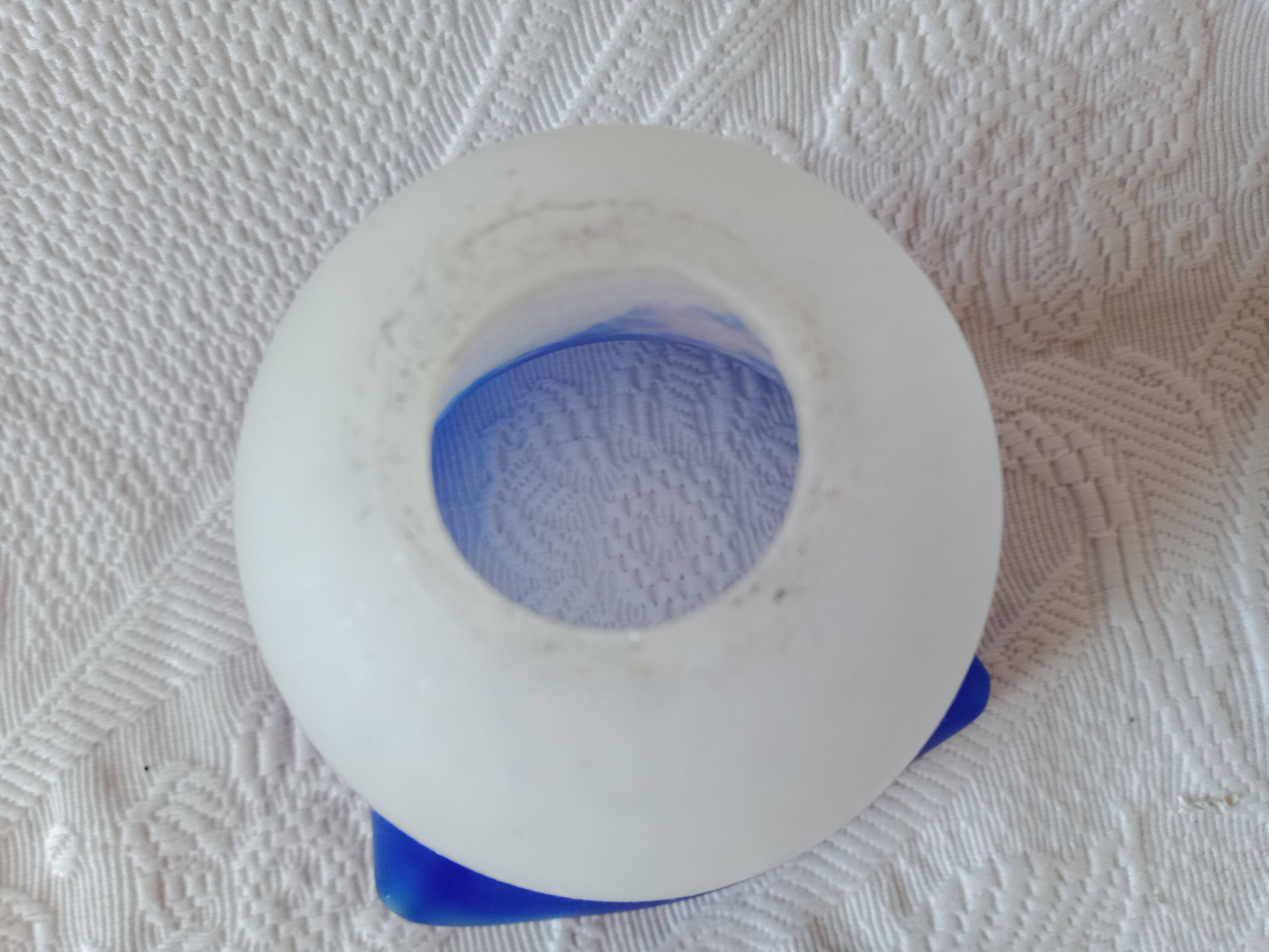 Signé degué - tulipe en verre marmoréen blanc et bleu roy