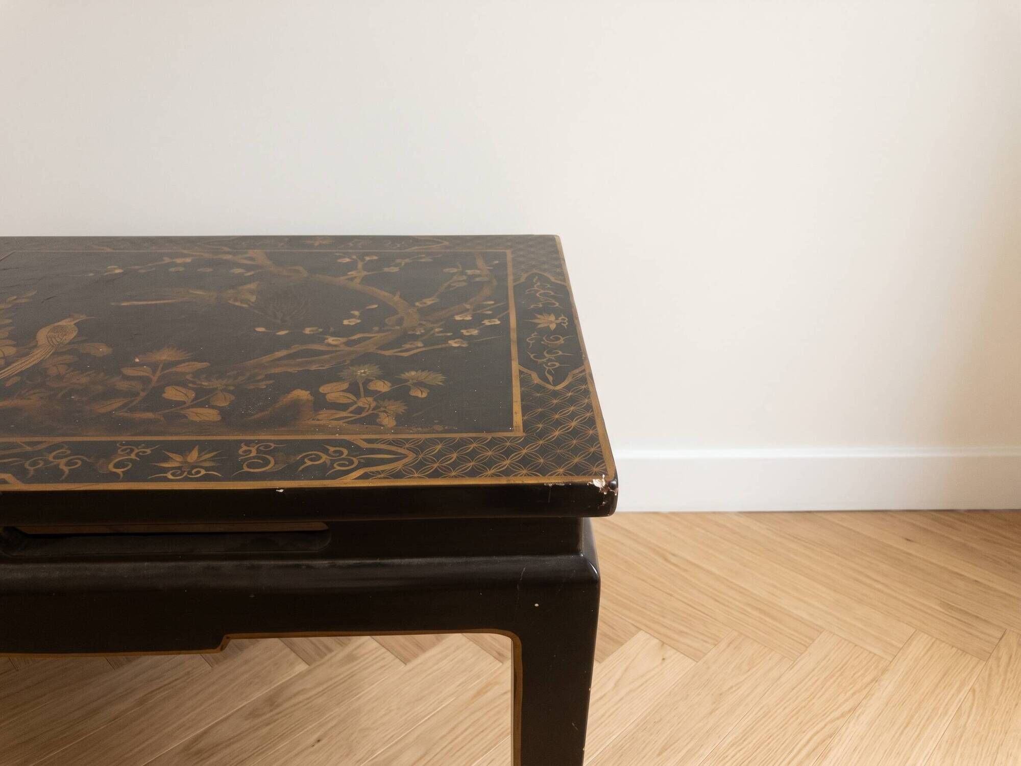 Chinese coffee table in black and gold wood.