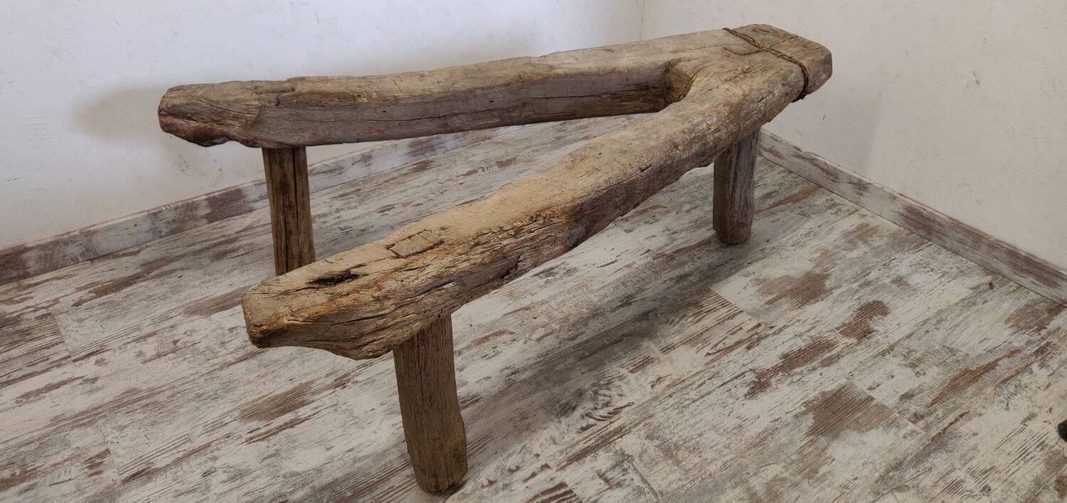 Banc brutaliste atypique
