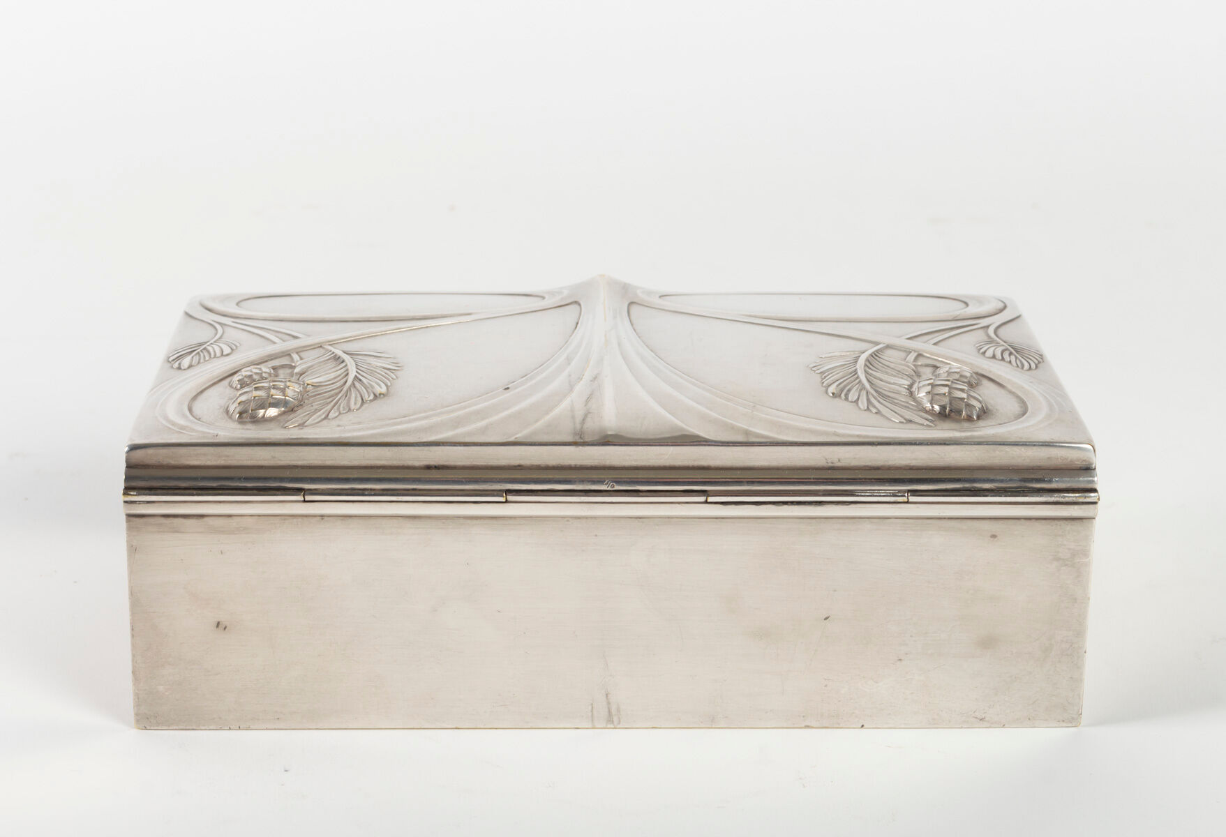 Art nouveau style box in silver metal, interior in satin, 1910