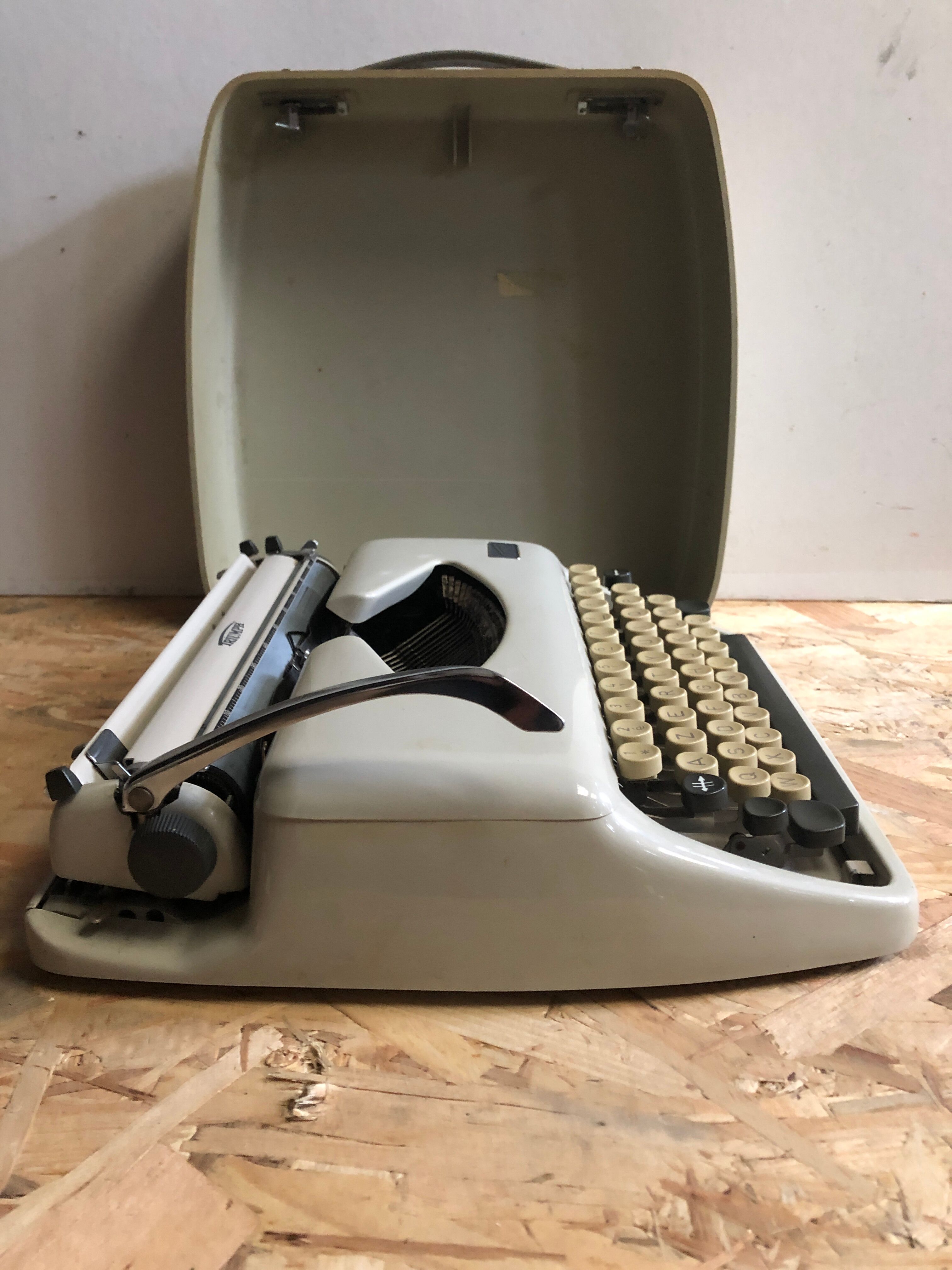 Old writing machine triumph tippa bakelite grey + vintage trunk