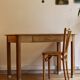 Table de cuisine ou de bureau en bois clair, années 30-40