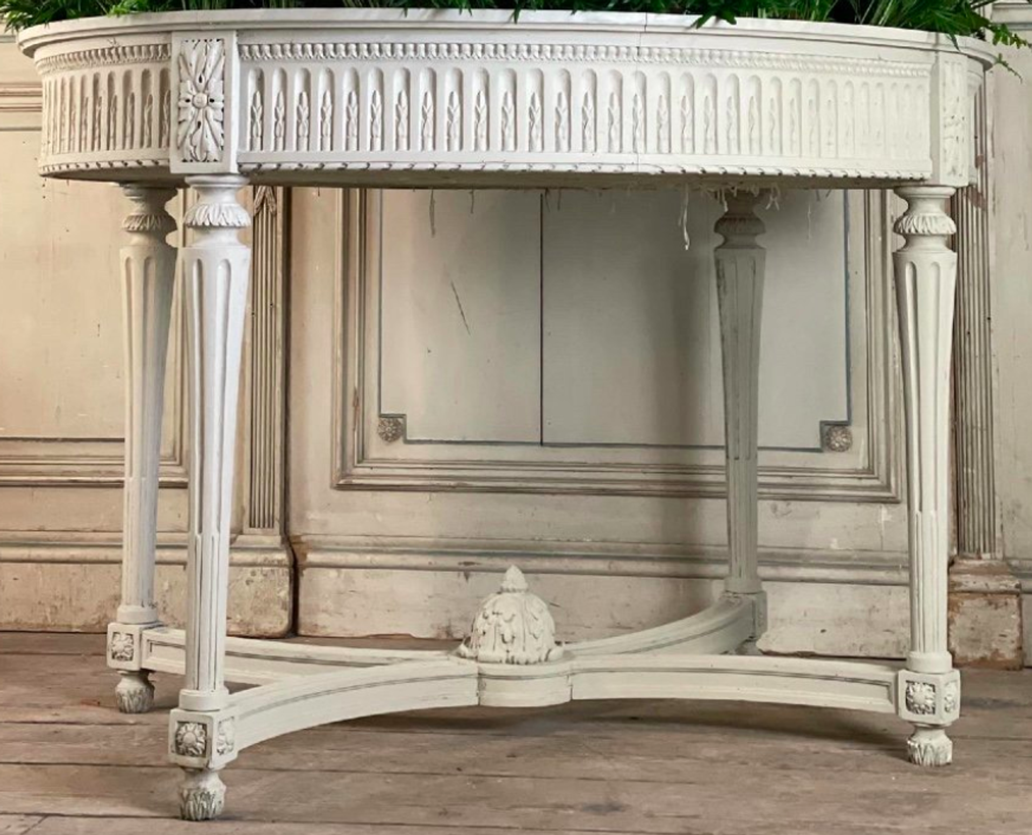 Jardinière en bois sculpté peint, vers 1900