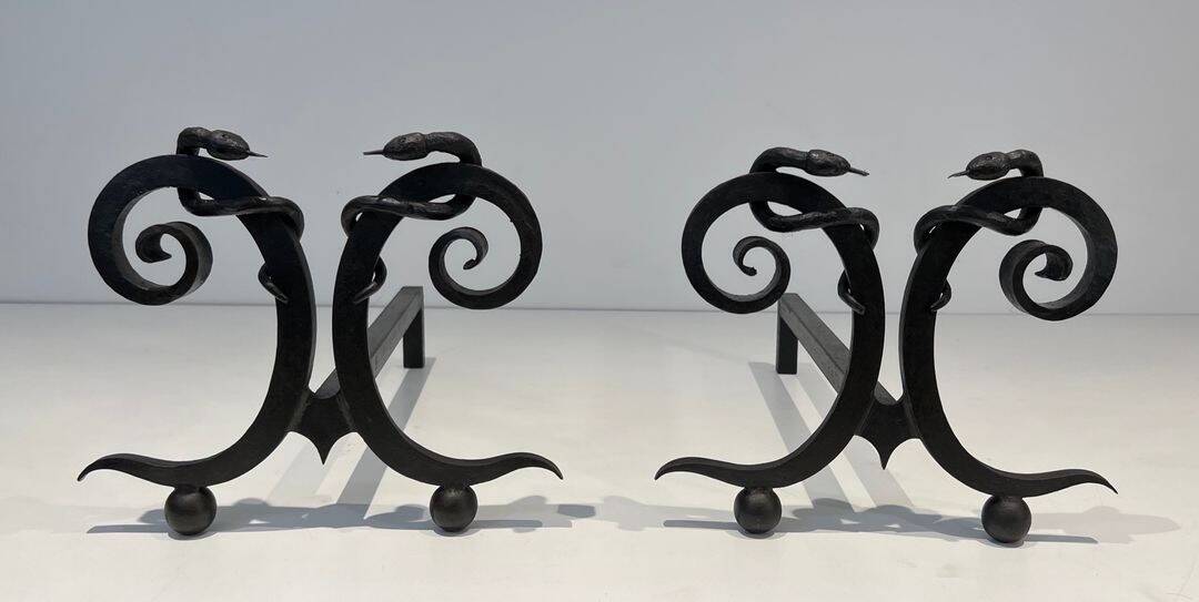 Paire de Chenets en Fer Forgé Modèle aux Serpents dans le Goût d’Edgar Bran