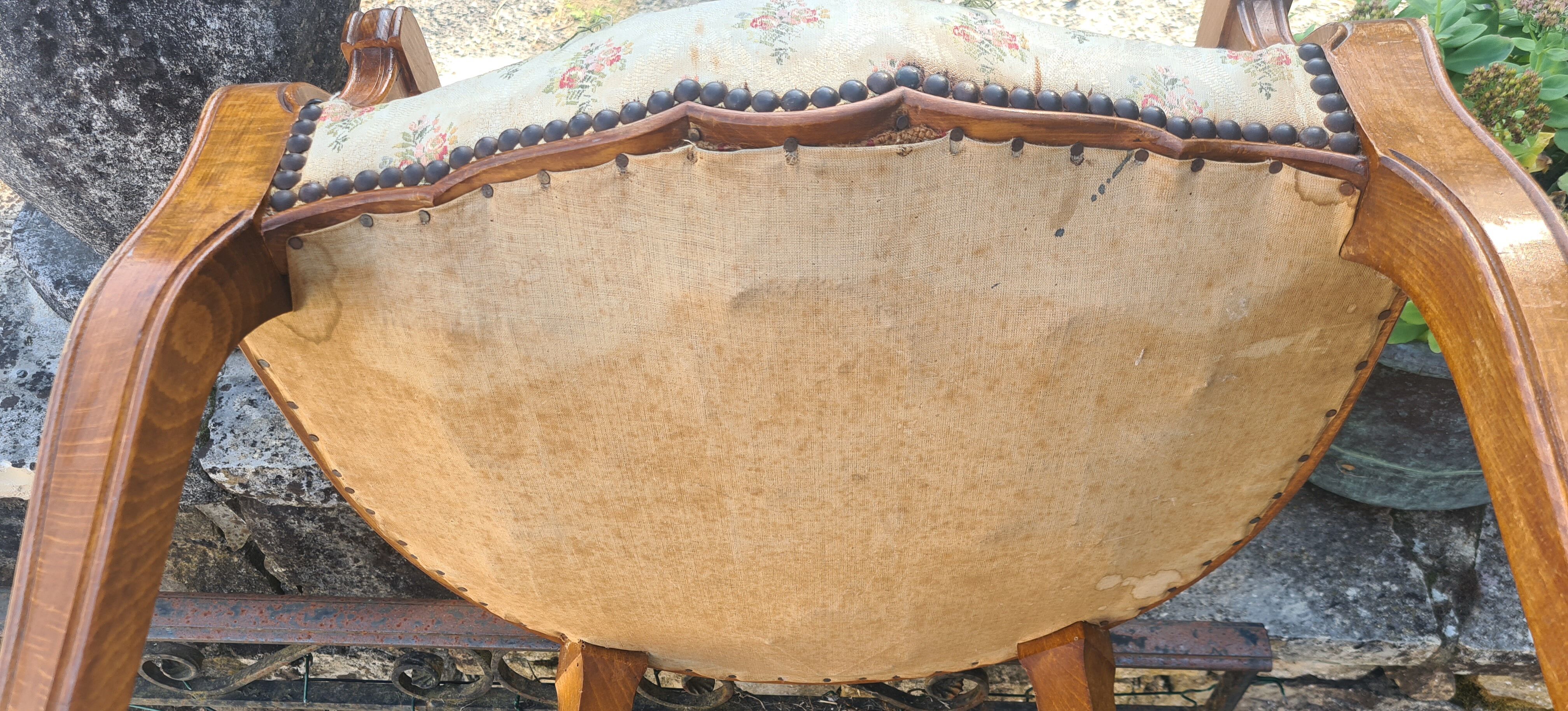 Fauteuil en bois tapisserie en l'état