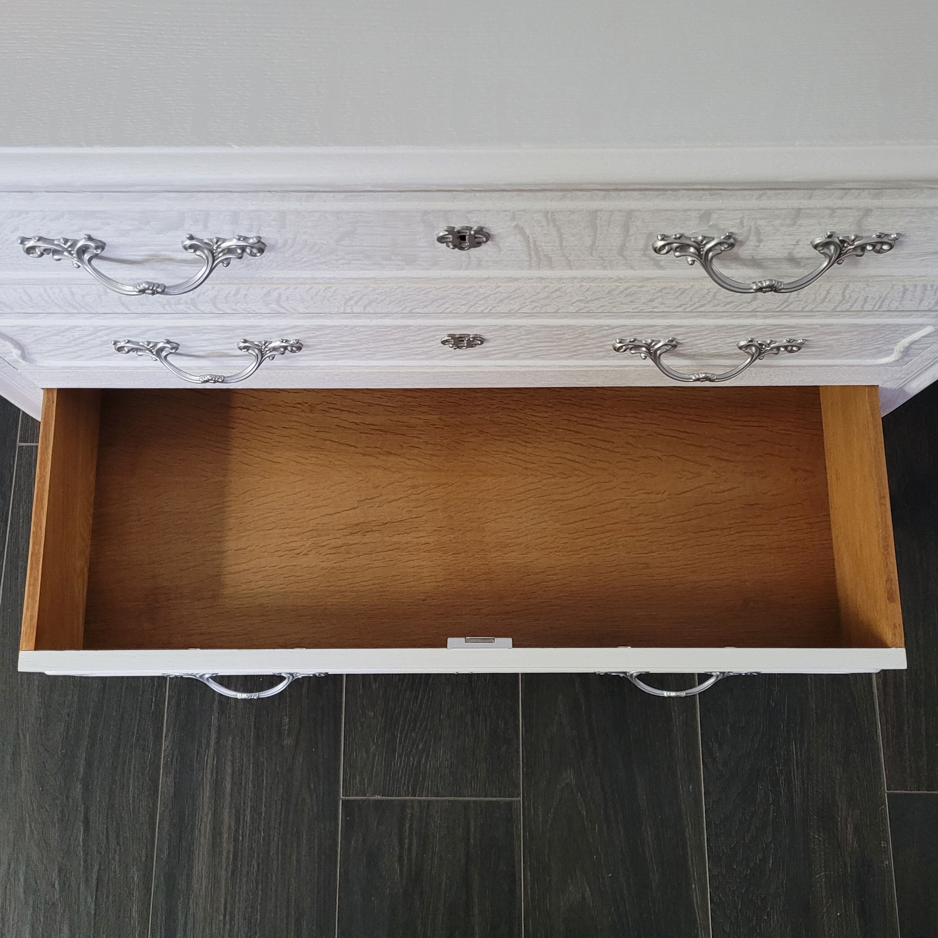 Commode en chêne à pieds galbés, 3 tiroirs