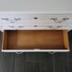 Commode en chêne à pieds galbés, 3 tiroirs