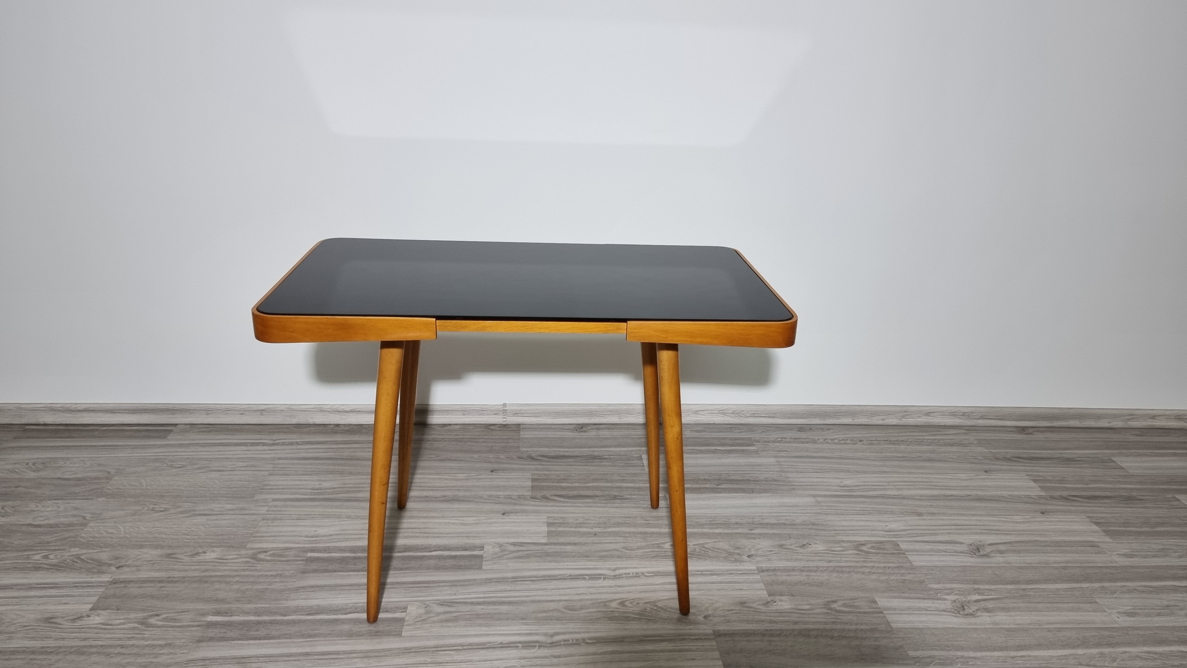 Table basse par Jiri Jiroutek