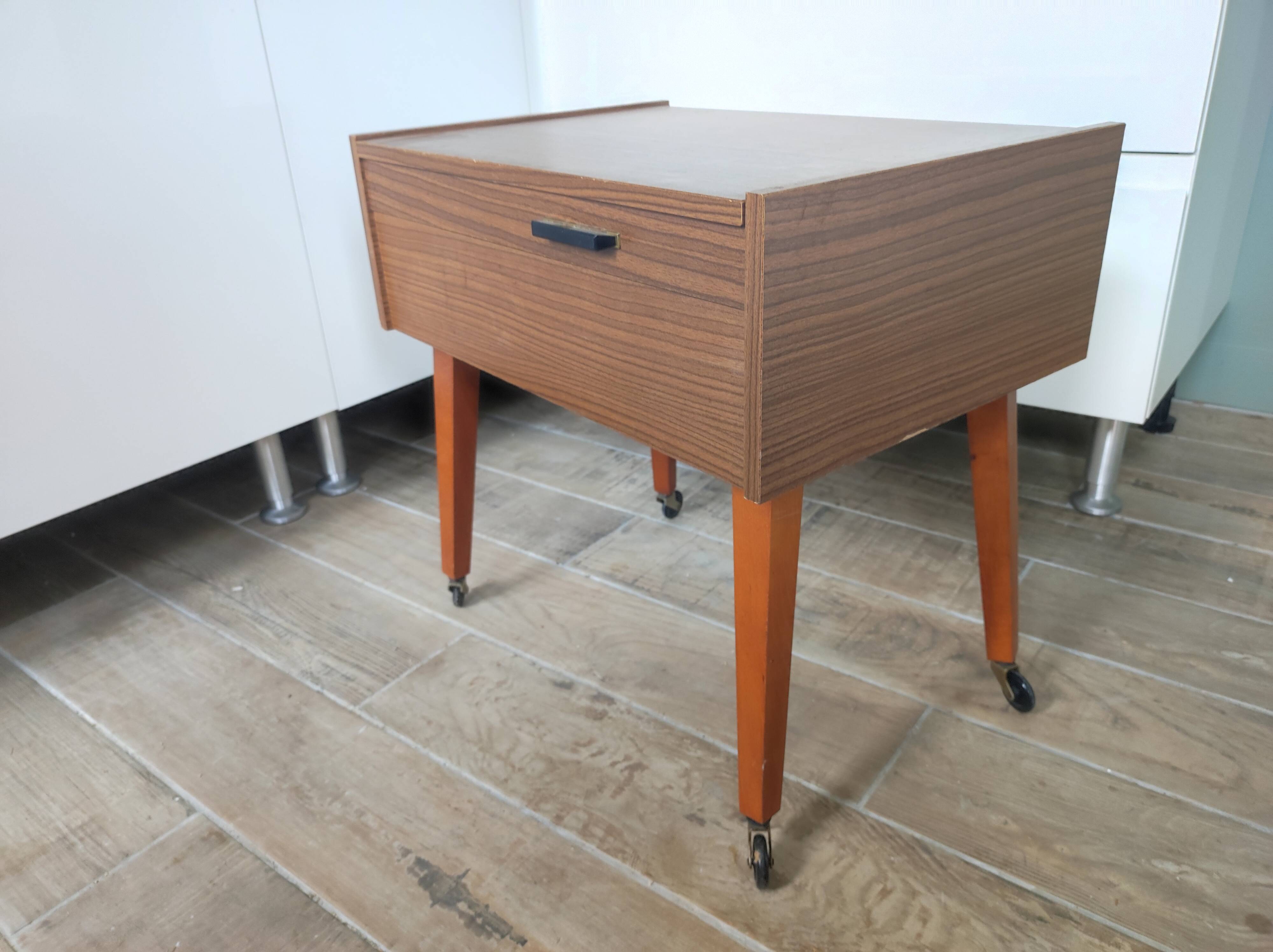 Travailleuse à roulettes table d'appoint pieds compas vintage made in Germany