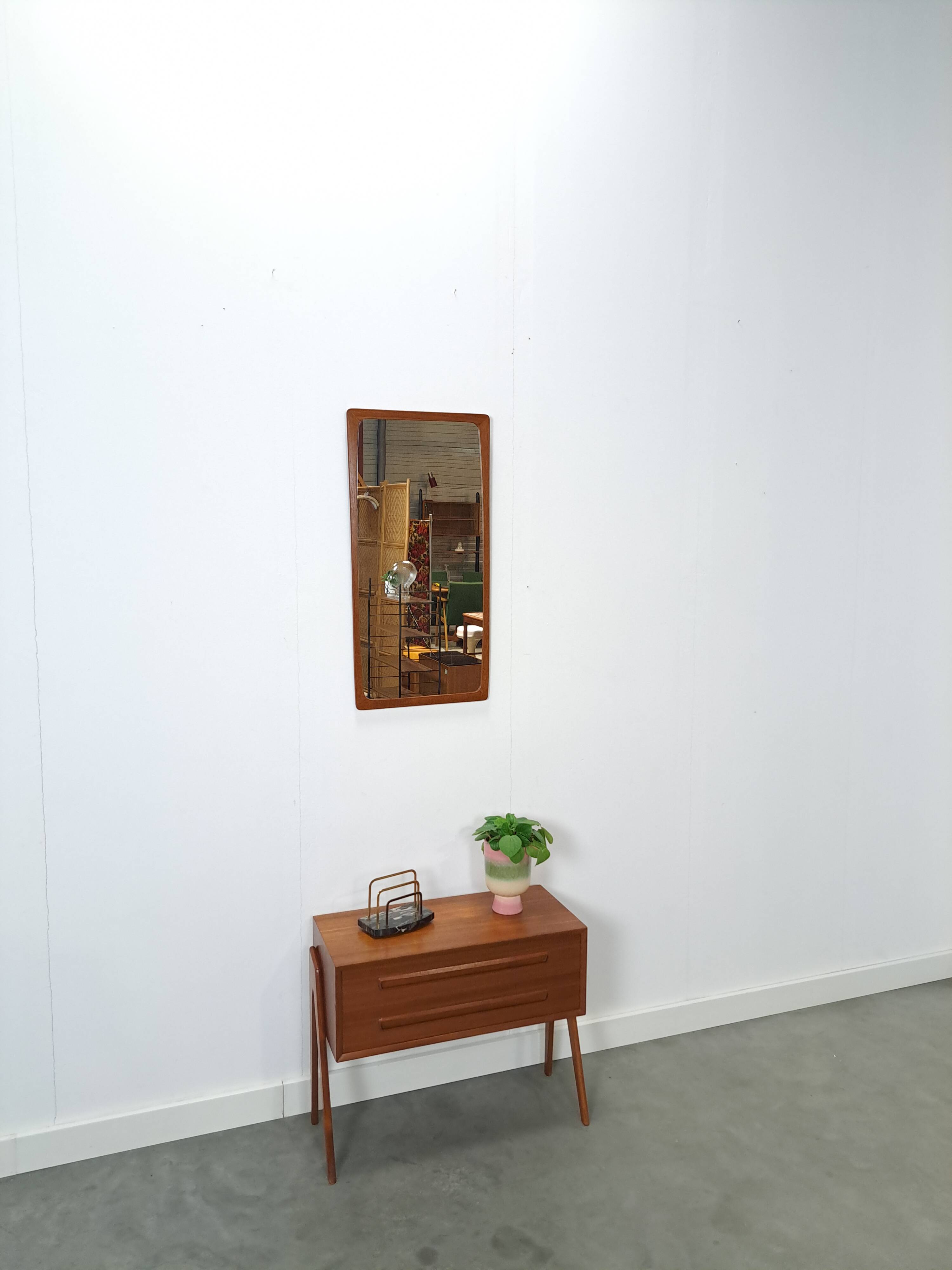 Ensemble en teck danois avec commode AP Mobler et miroir vintage.