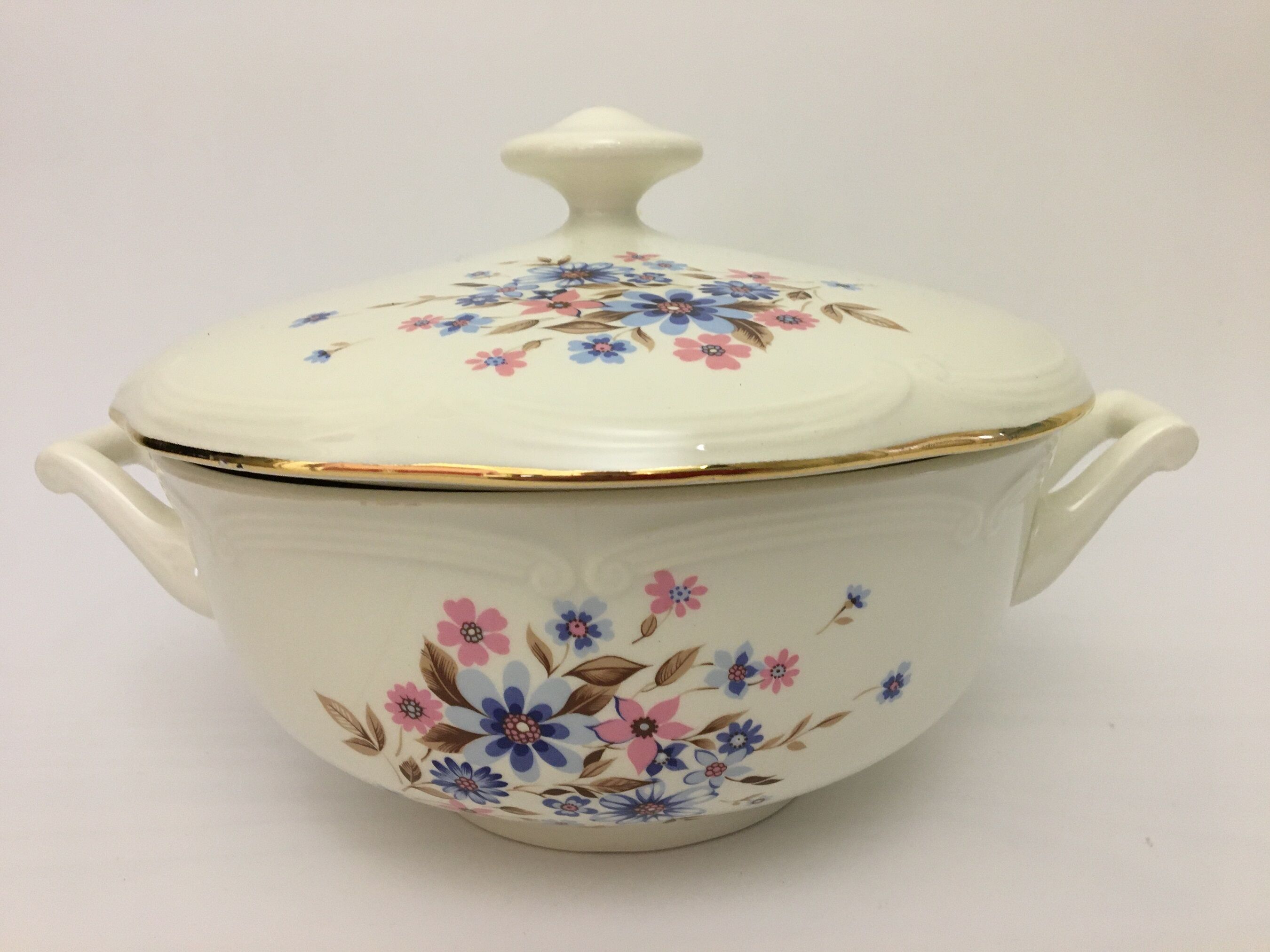 Soup pot "Gien" with spring flower motifs