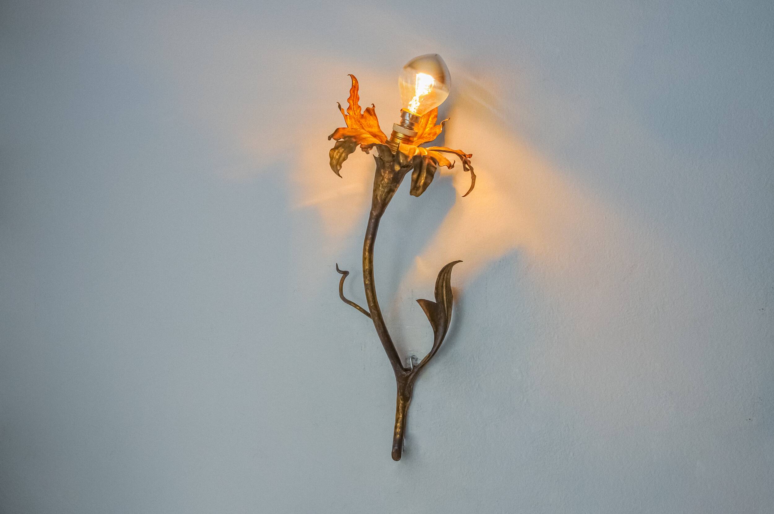 "Fleur de lys" wall light by Ferro Arte, metal and gold leaf, Spain, 1970