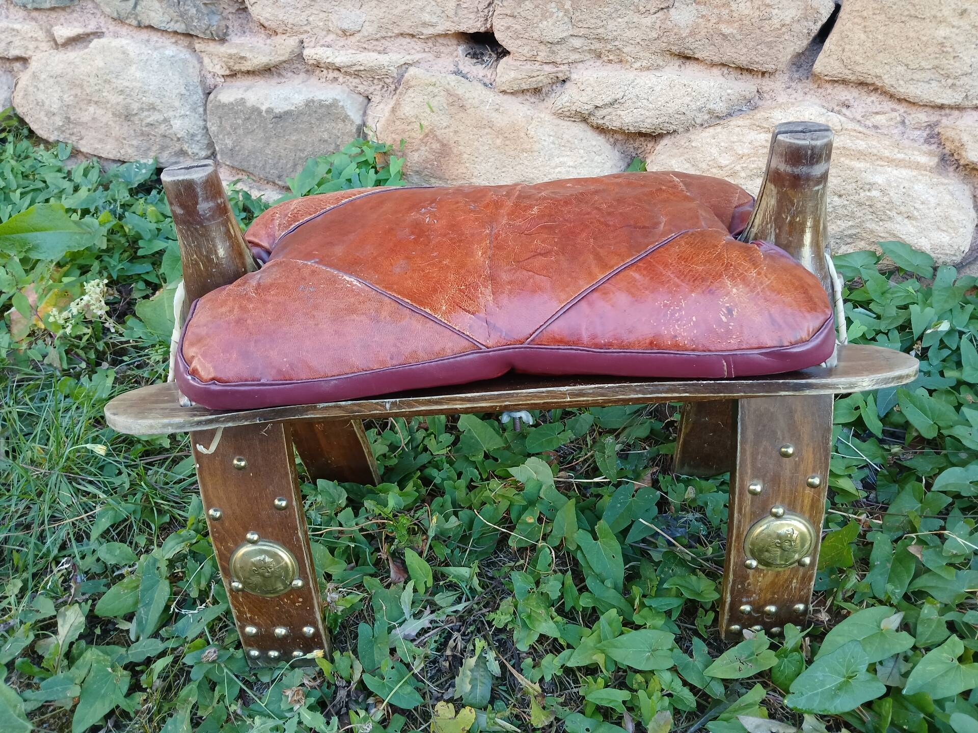 Tabouret égyptien forme selle de chameau