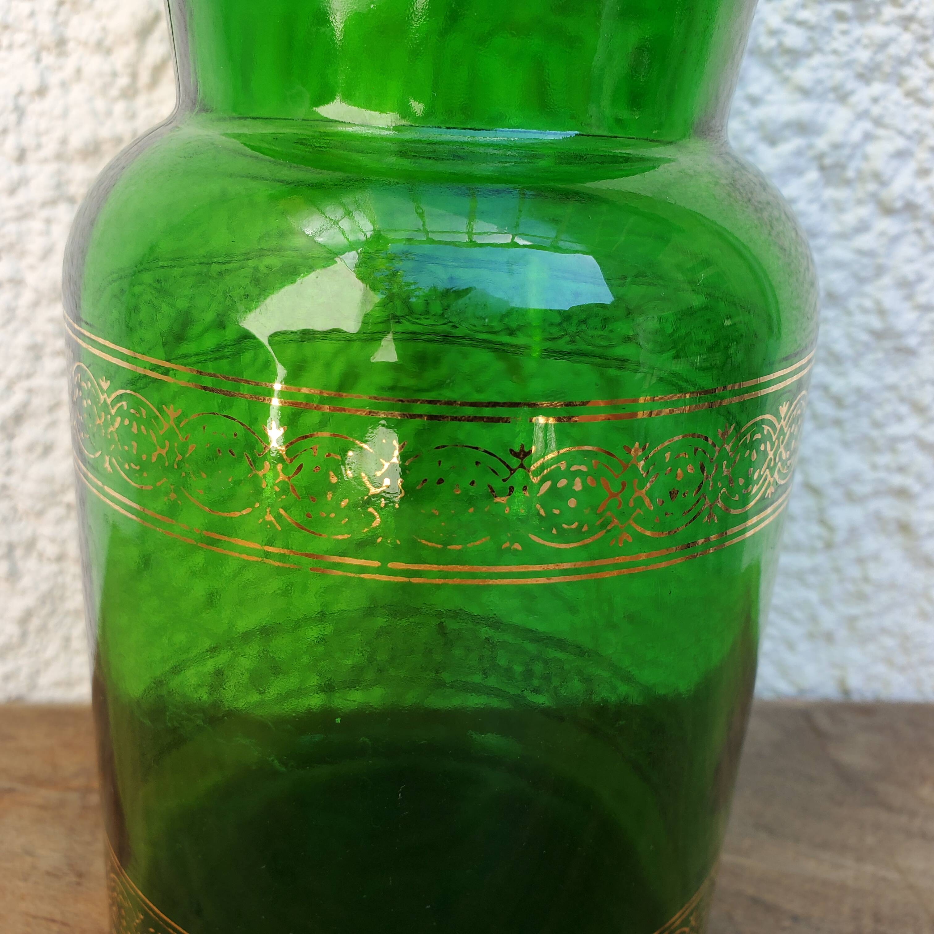 Apothecary pot in green glass