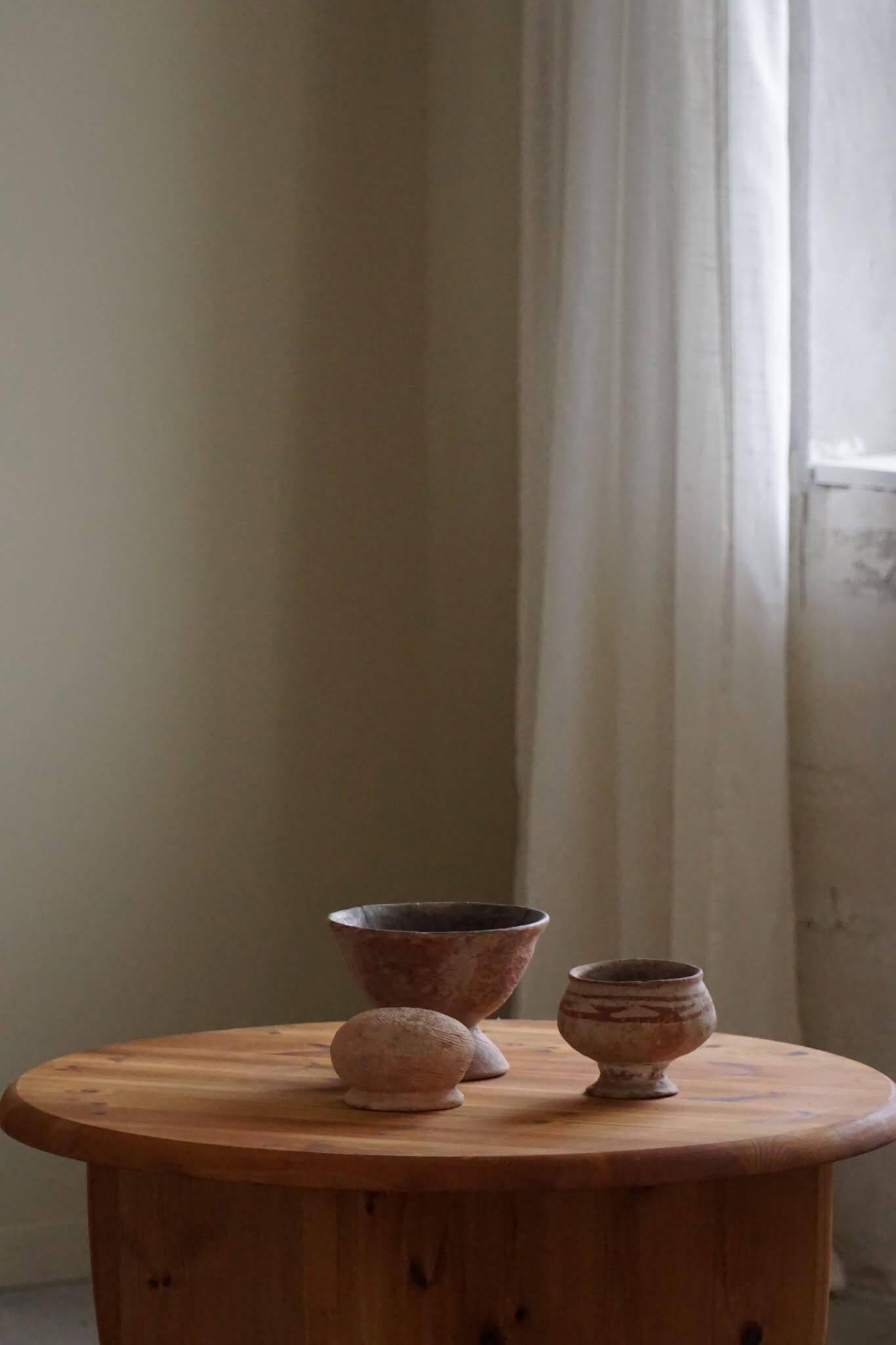 Modern round Danish coffee table in solid pine, Rainer Daumiller style, 1970s.