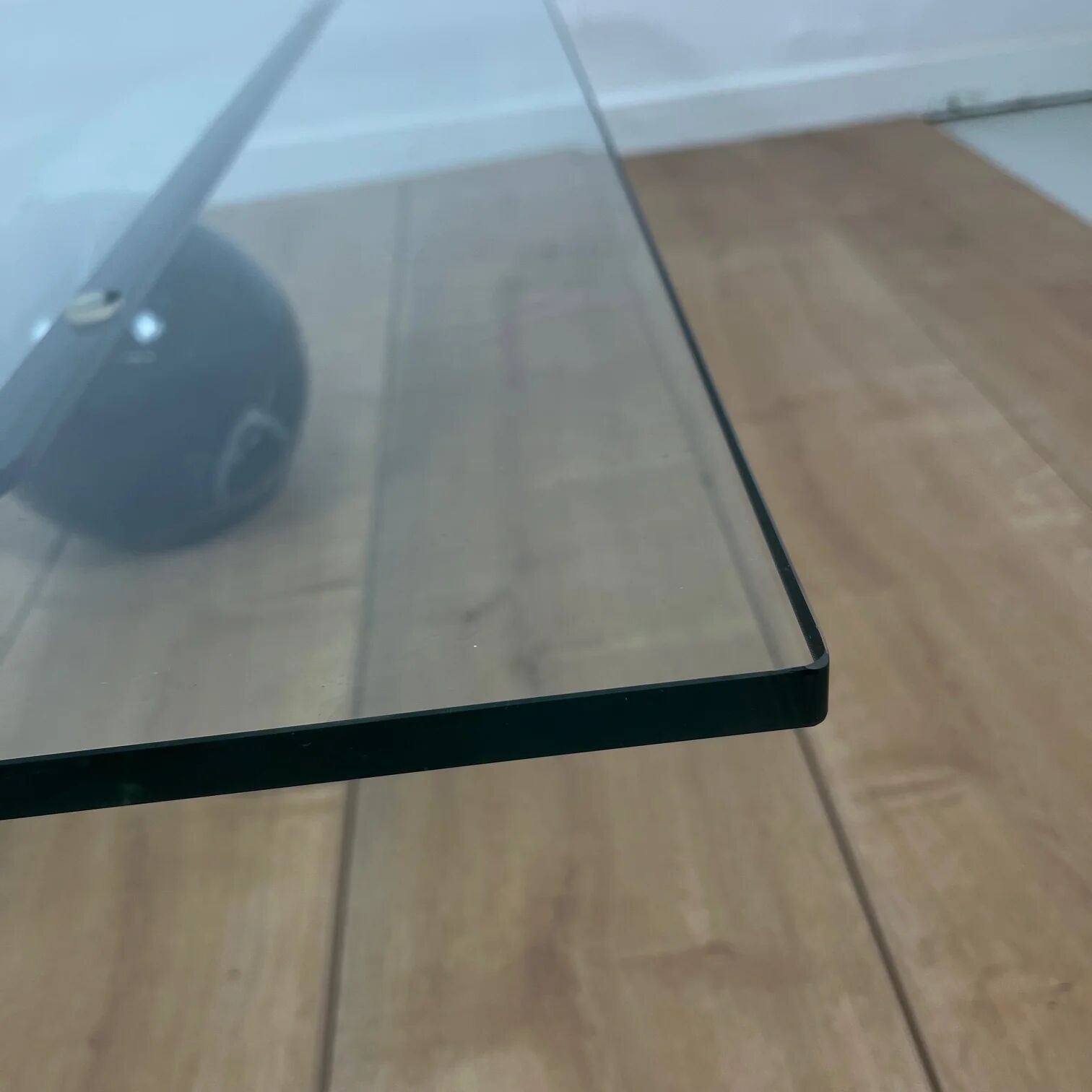 Table basse asymétrique roche bobois en verre et marbre, 1980/90