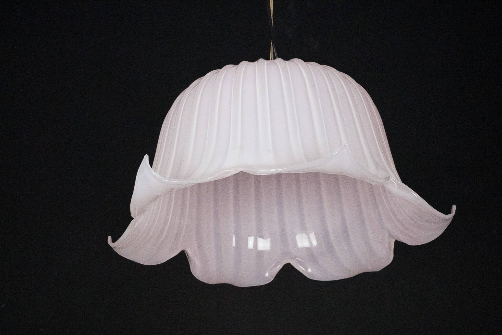 Large vintage flower-shaped chandelier in pink Murano glass, Italy 1980s.