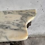 Console victorienne en demi-lune en métal brun avec plateau en marbre blanc veiné