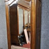 Armoire a glace de style Louis XV, en noyer sculpté