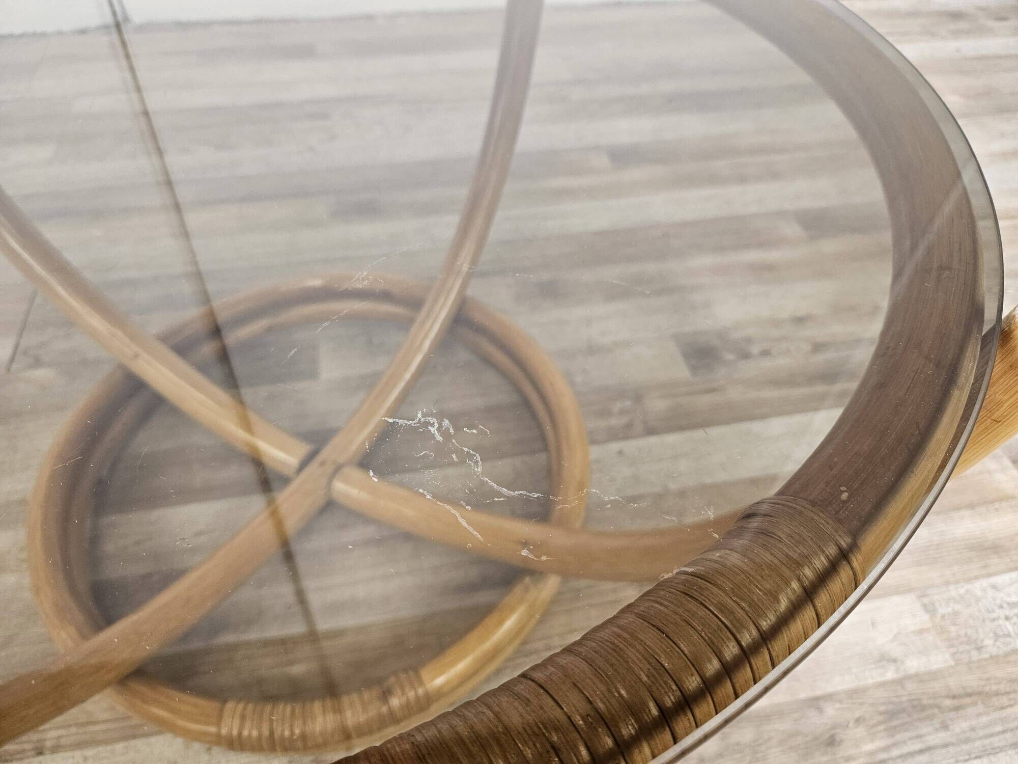 Table basse ronde vintage en bambou et verre fumé