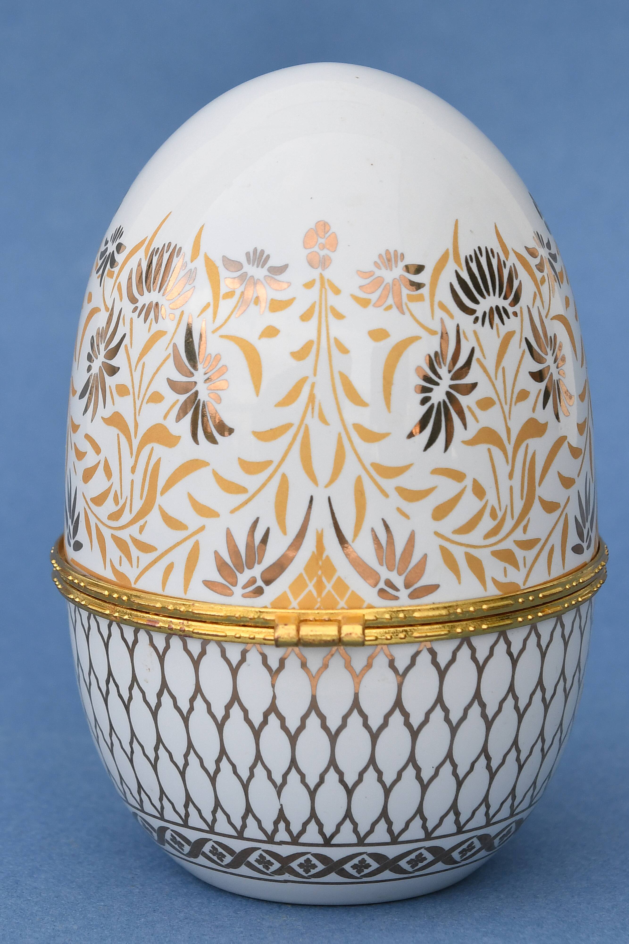 Jewelry box in the shape of a porcelain egg