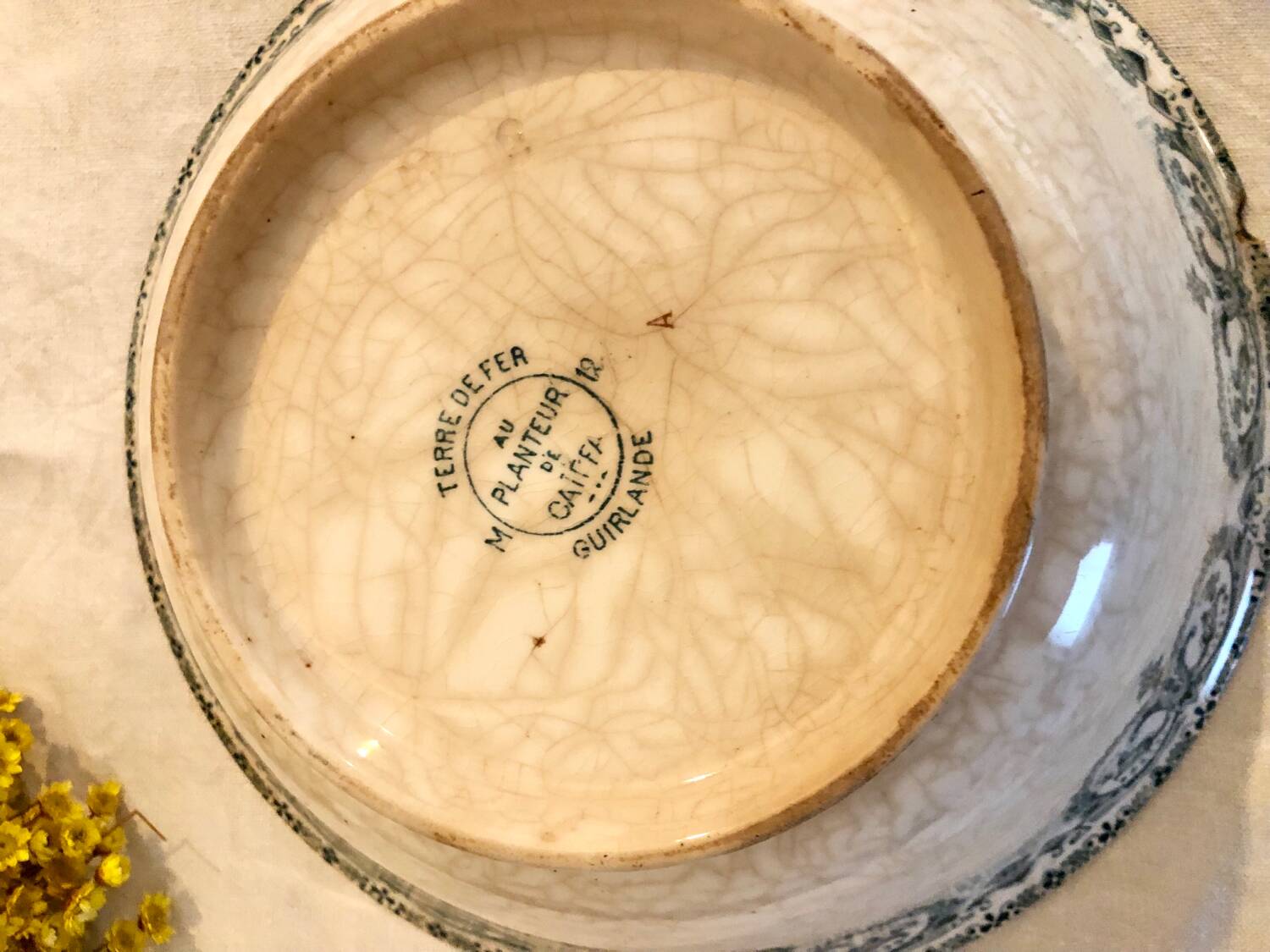 Saladier, plat creux en terre de fer "Au Planteur de Caïffa"