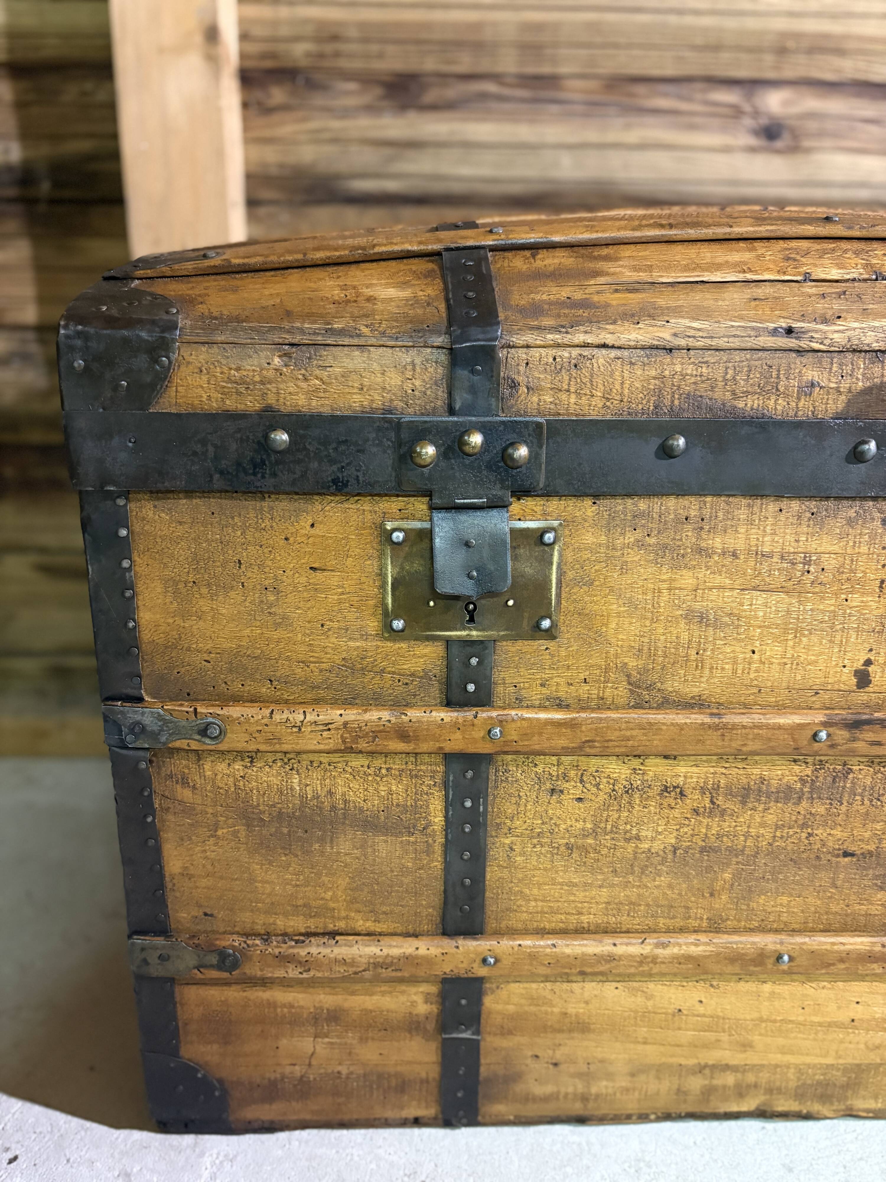 Grande malle de voyage bombée ancienne – restaurée avec soin