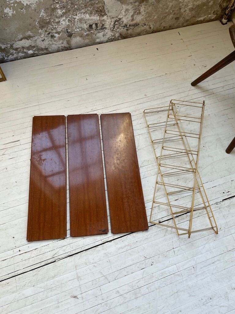 String-type wall shelf