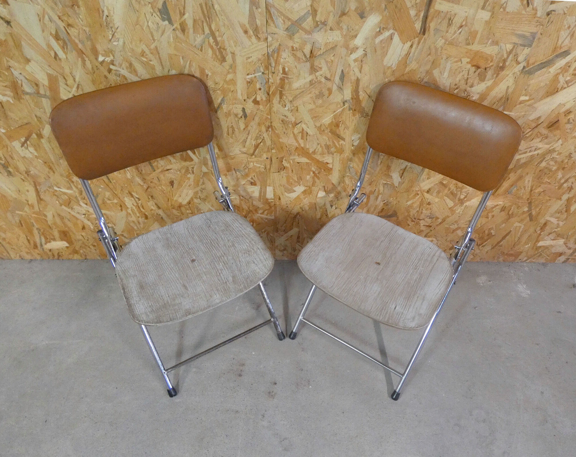 2 Eyrel folding chairs in chromed metal and skai 1970s