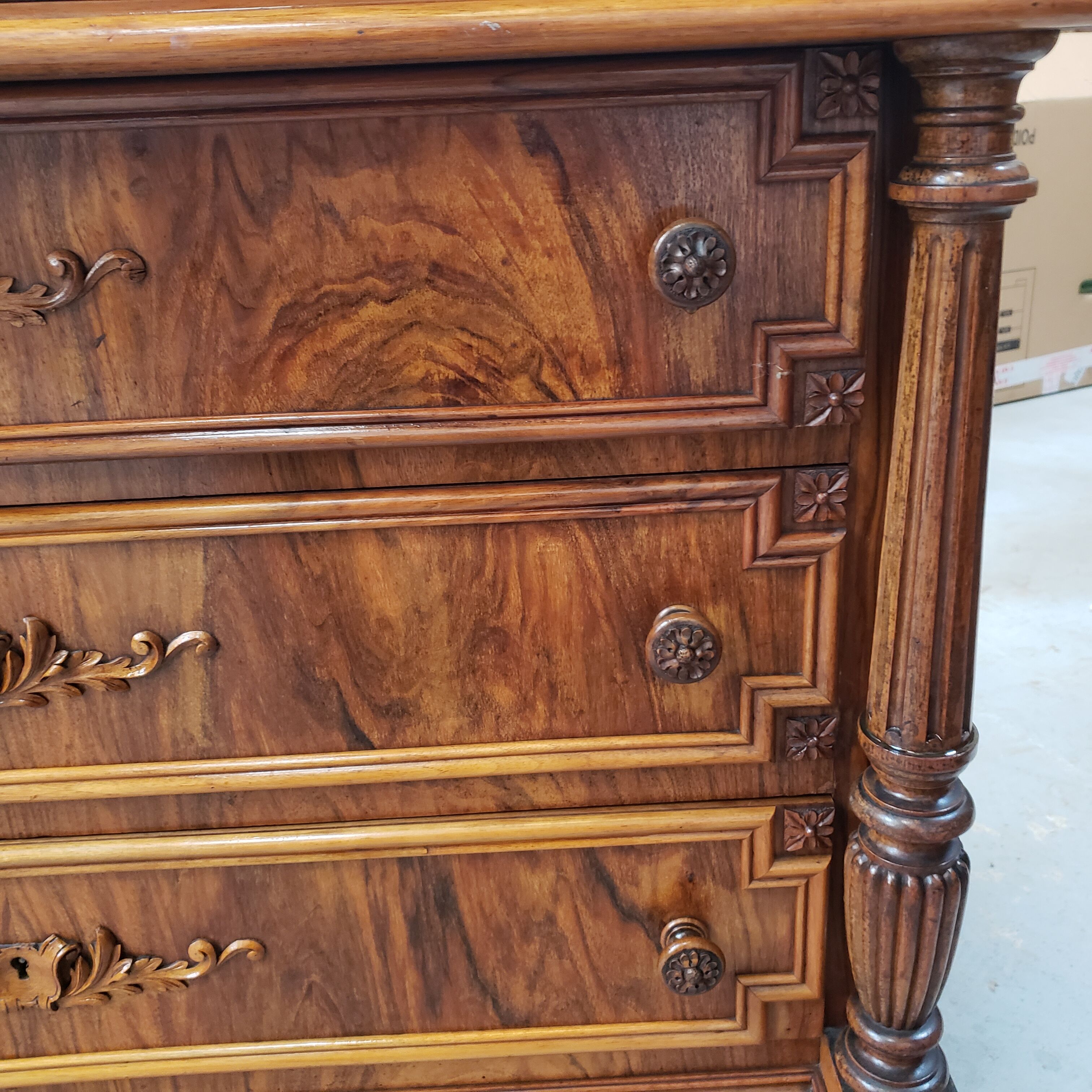 Antique chest of drawers carved in walnut XIX