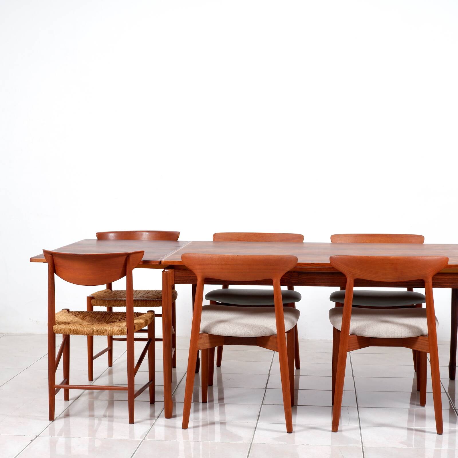 Grande table à manger extensible en palissandre brésilien par H. Sigh & Son