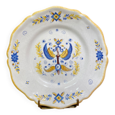 Assiette en faïence à décor de personnage ailé de style Nevers, Auxerrois