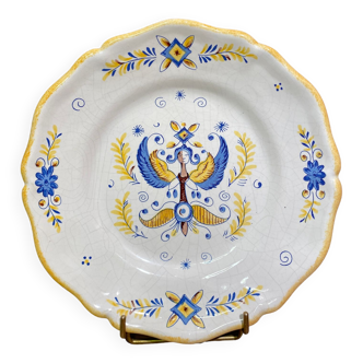 Assiette en faïence à décor de personnage ailé de style Nevers, Auxerrois