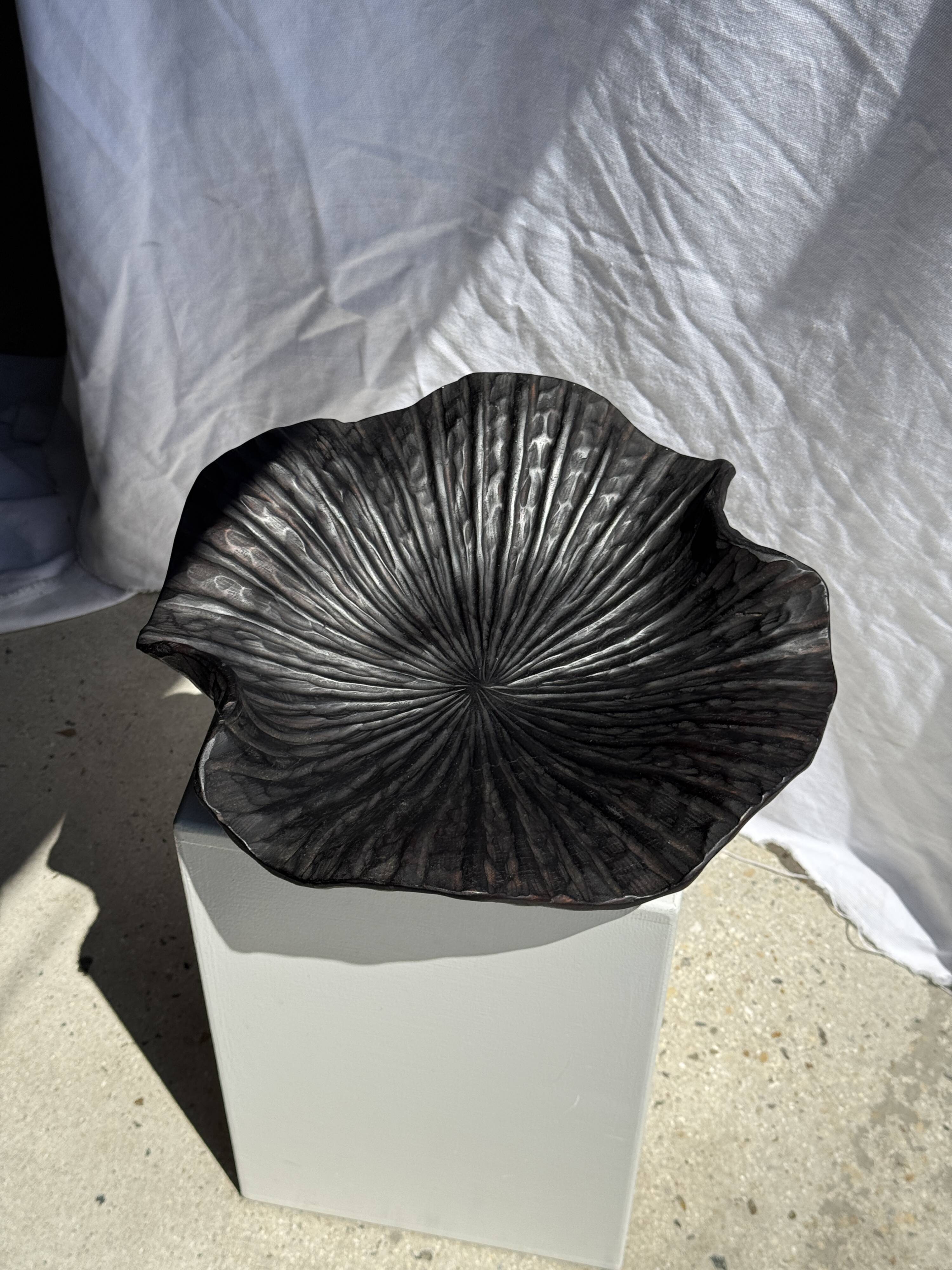 Coupe en teck noircie en forme de feuille ou fleur monoxyle H10 D41