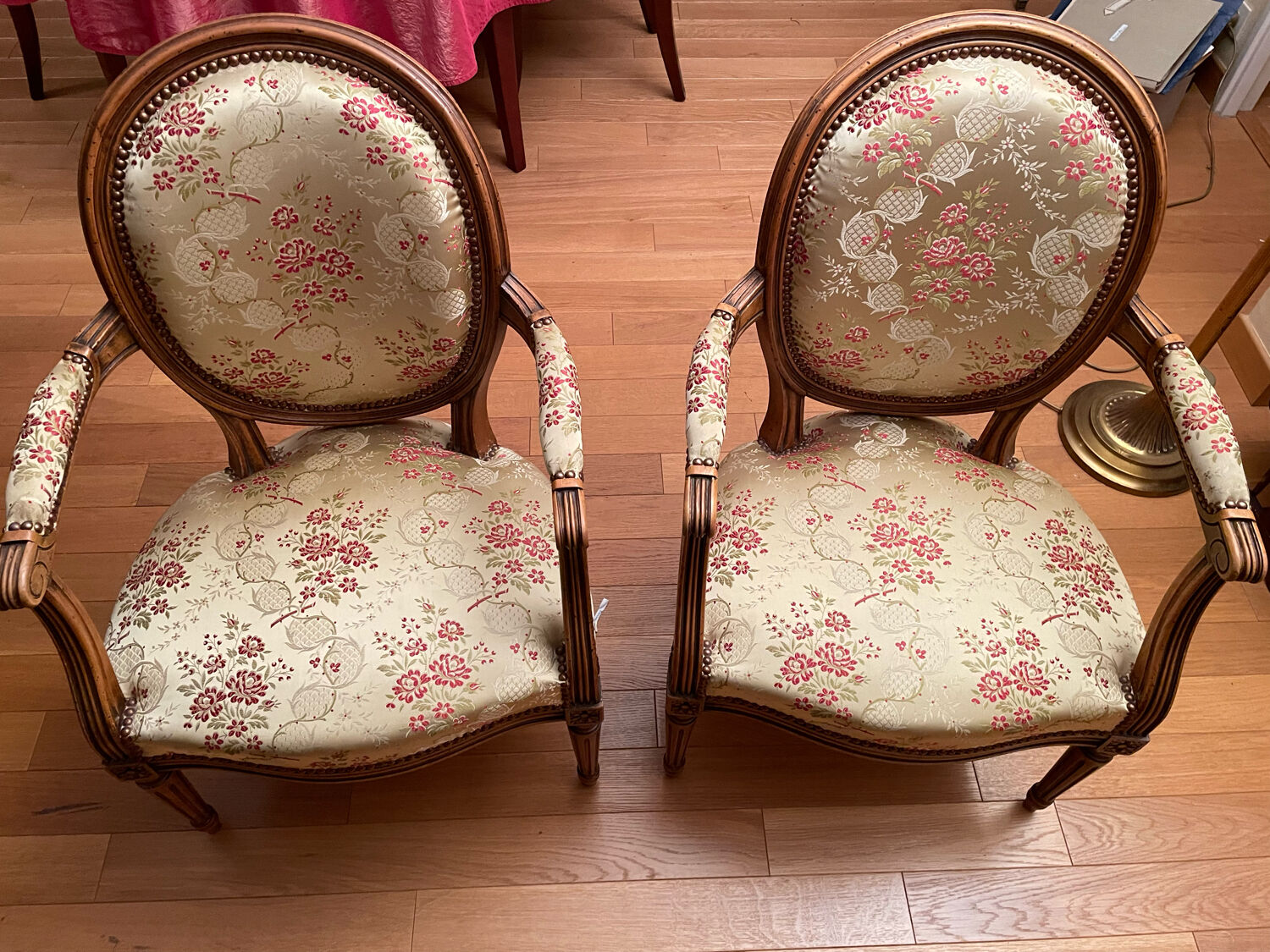 Pair of armchairs Louis XV/Louis XVI, medallion