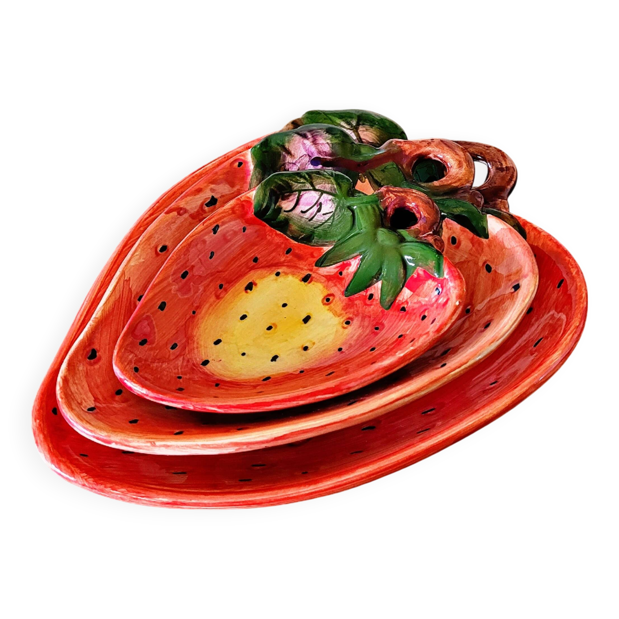 Coupelles, plats en barbotine fraise sur pieds
