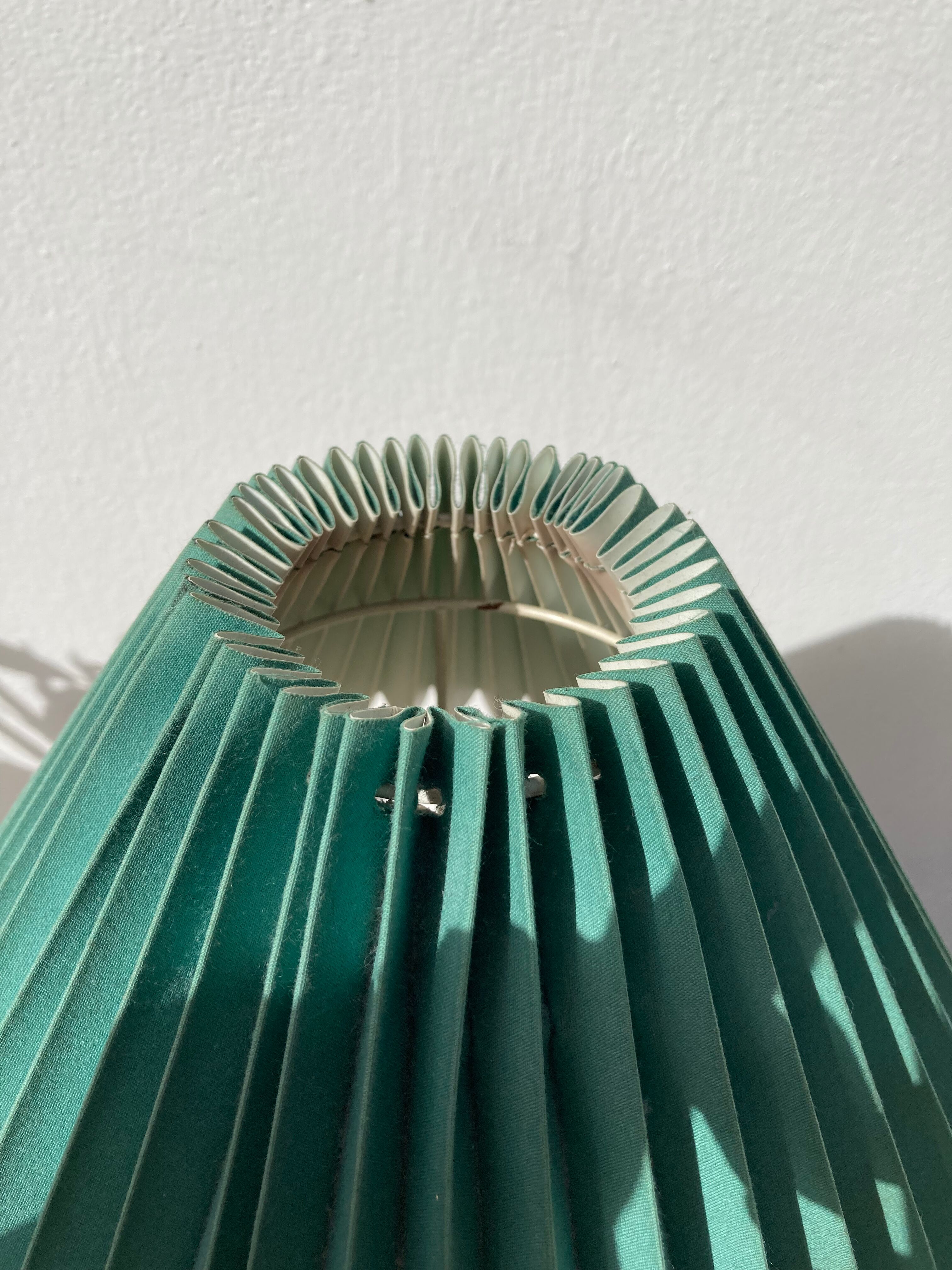 Lampe de chevet rose 1980 moucheté blanc abat jour plissé vert