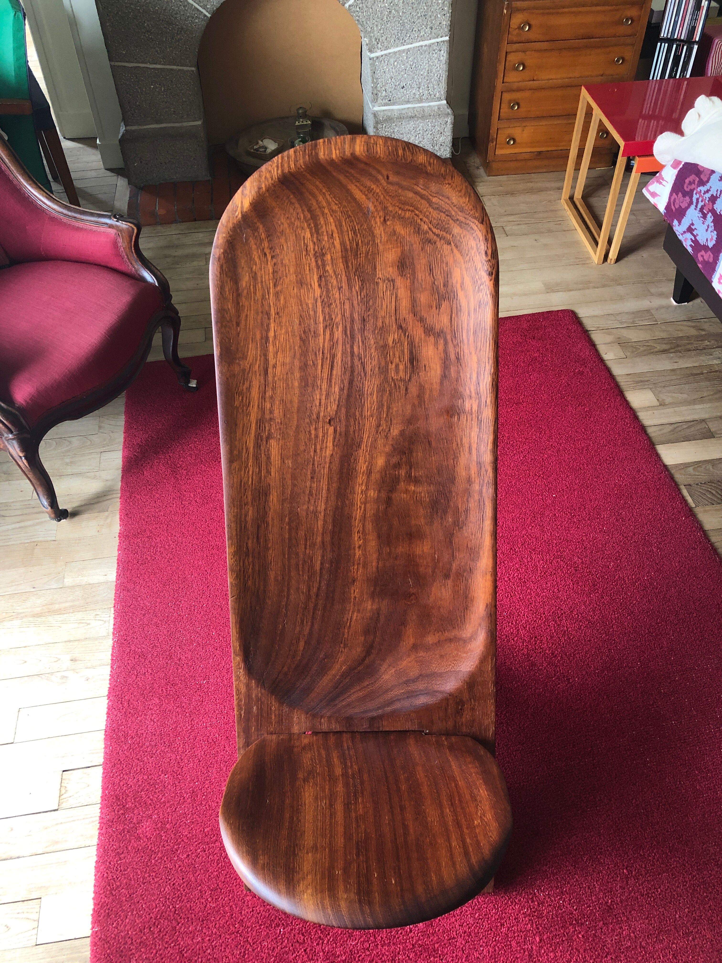 Fauteuil à palabre en bois d'irokonon sculpté