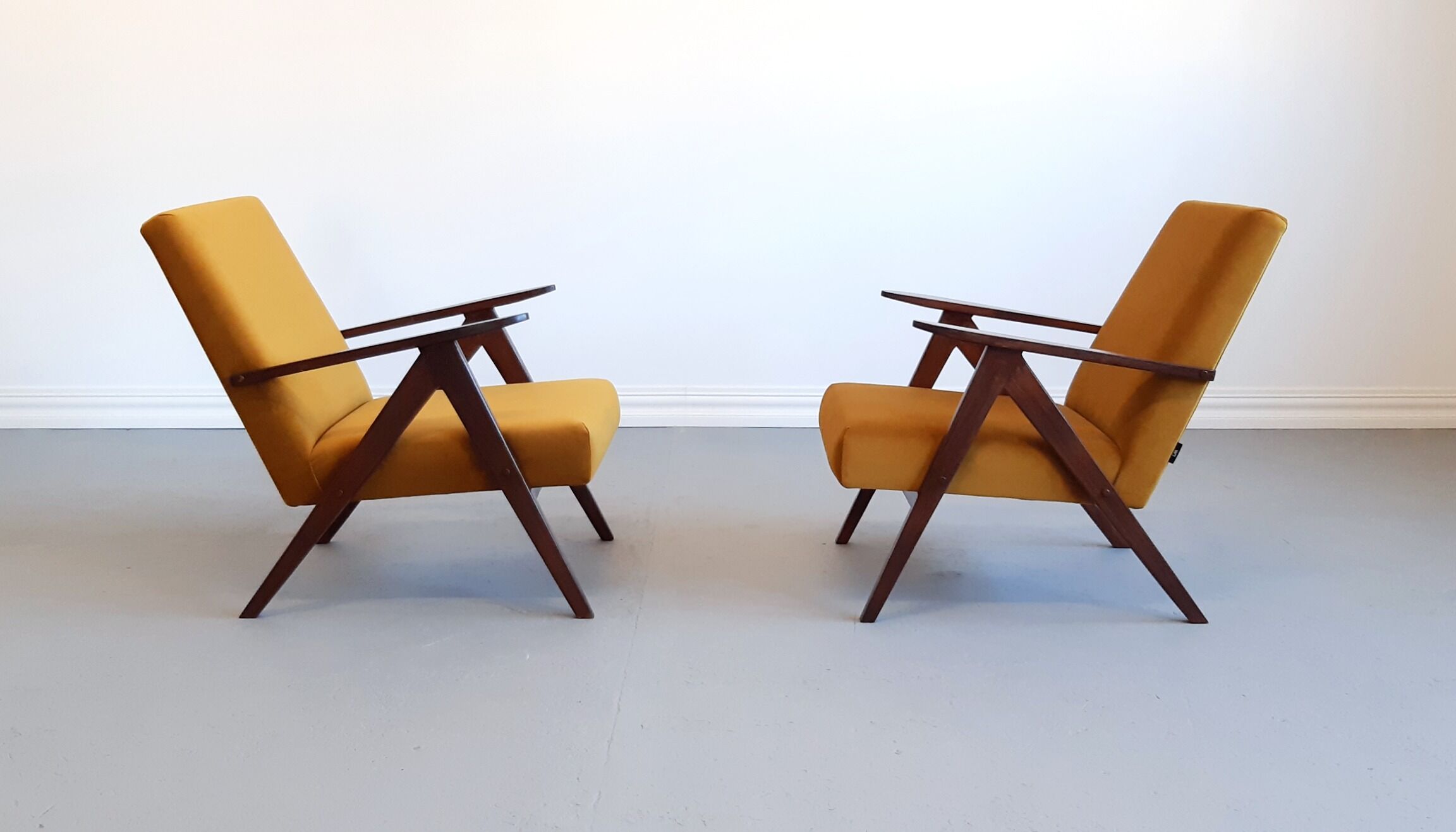 Mid century easy armchairs model B310 Var in velvet