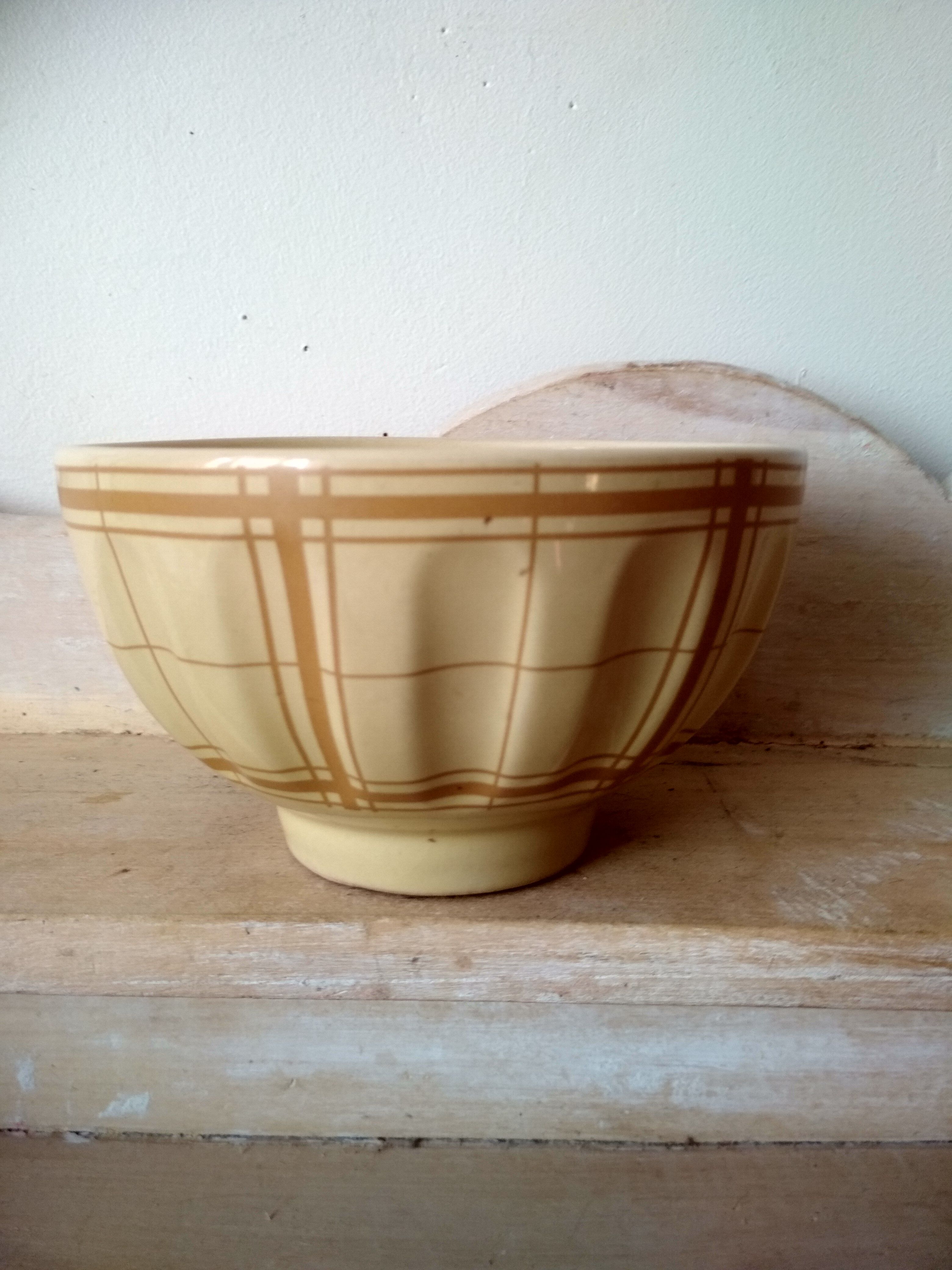 Straw yellow lunch bowl and ochre stripes