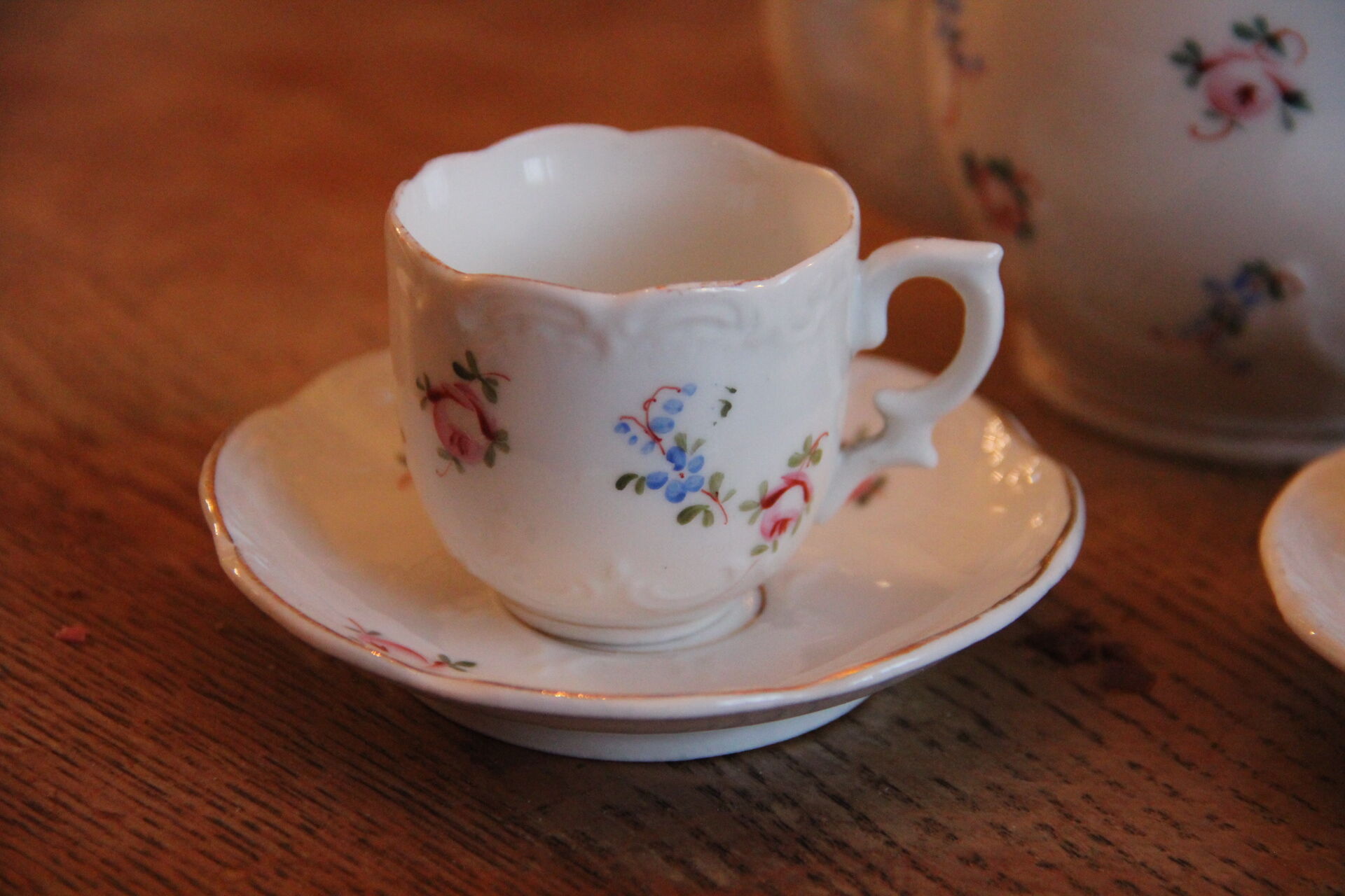 Service à moka en porcelaine fleurie peinte à la main