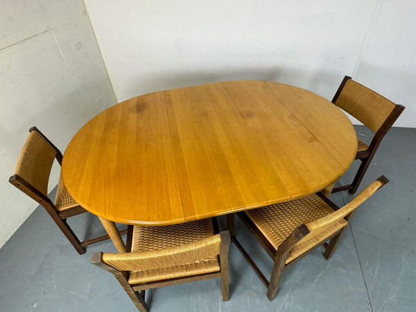 Table à manger ronde extensible en chêne, design danois du milieu du siècle, années 1960.