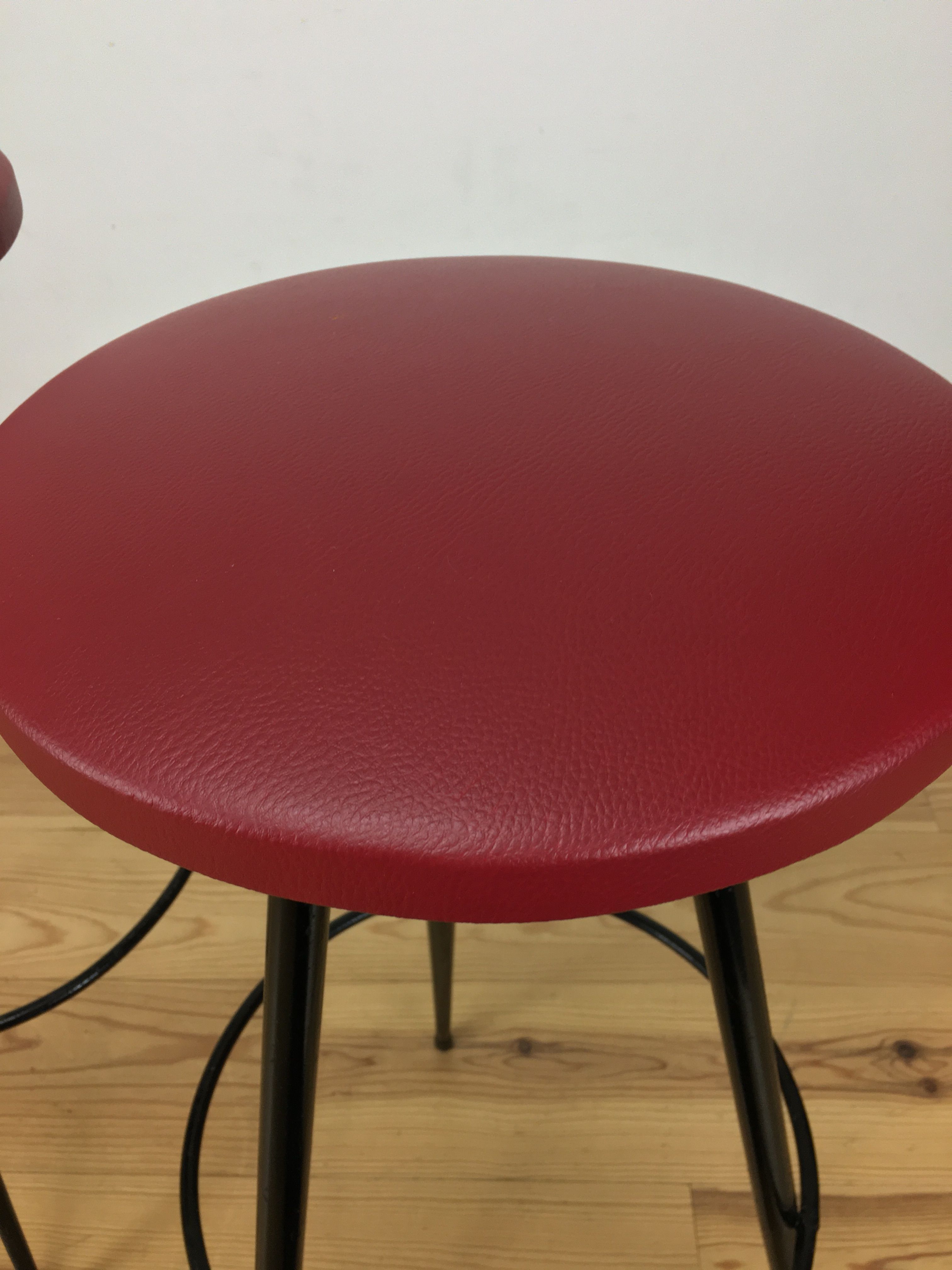 Paire de tabourets de bar tripode 1950, métal et simili cuir rouge