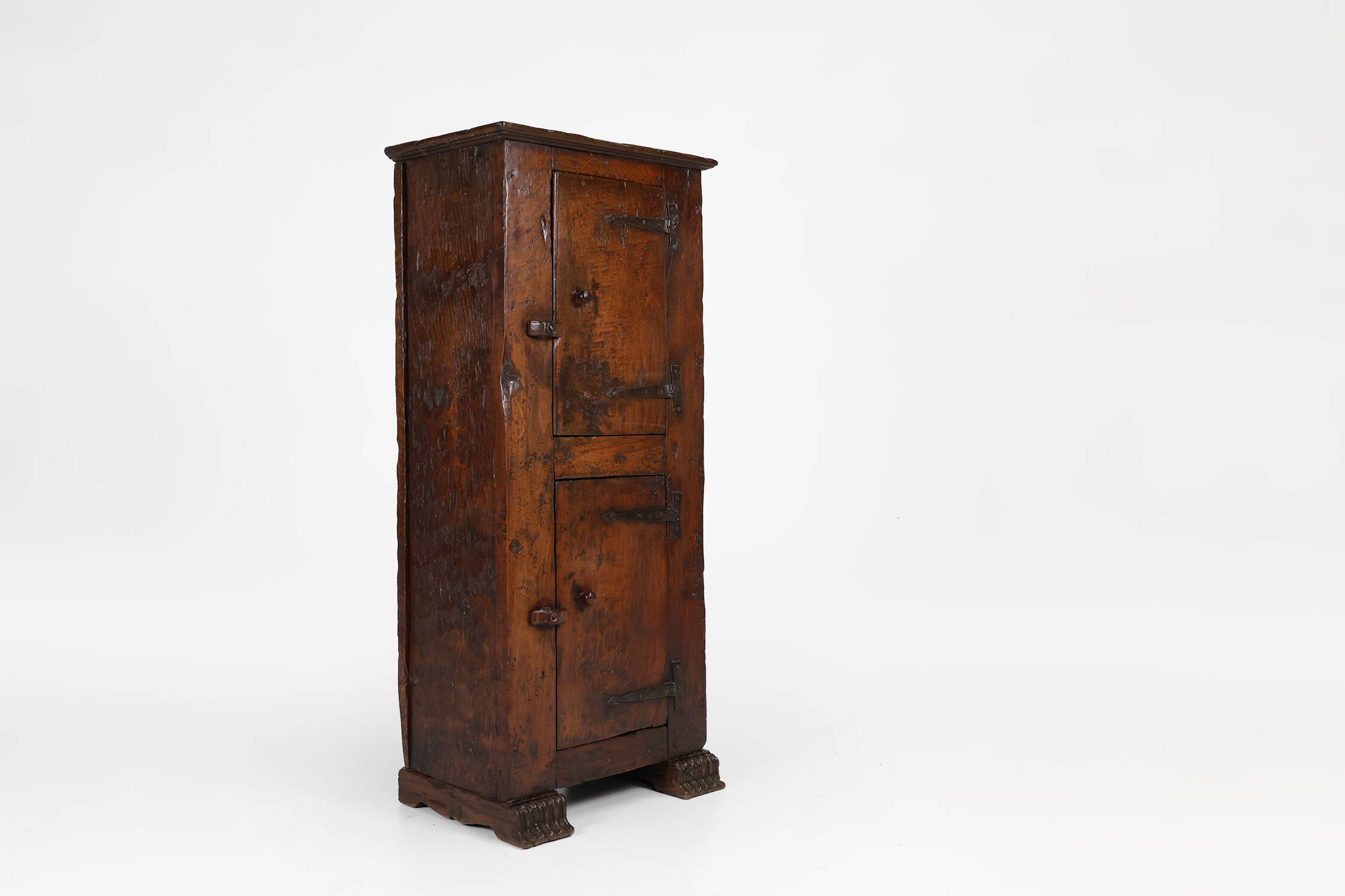 Rare French 16th century oak cabinet with beautiful patina