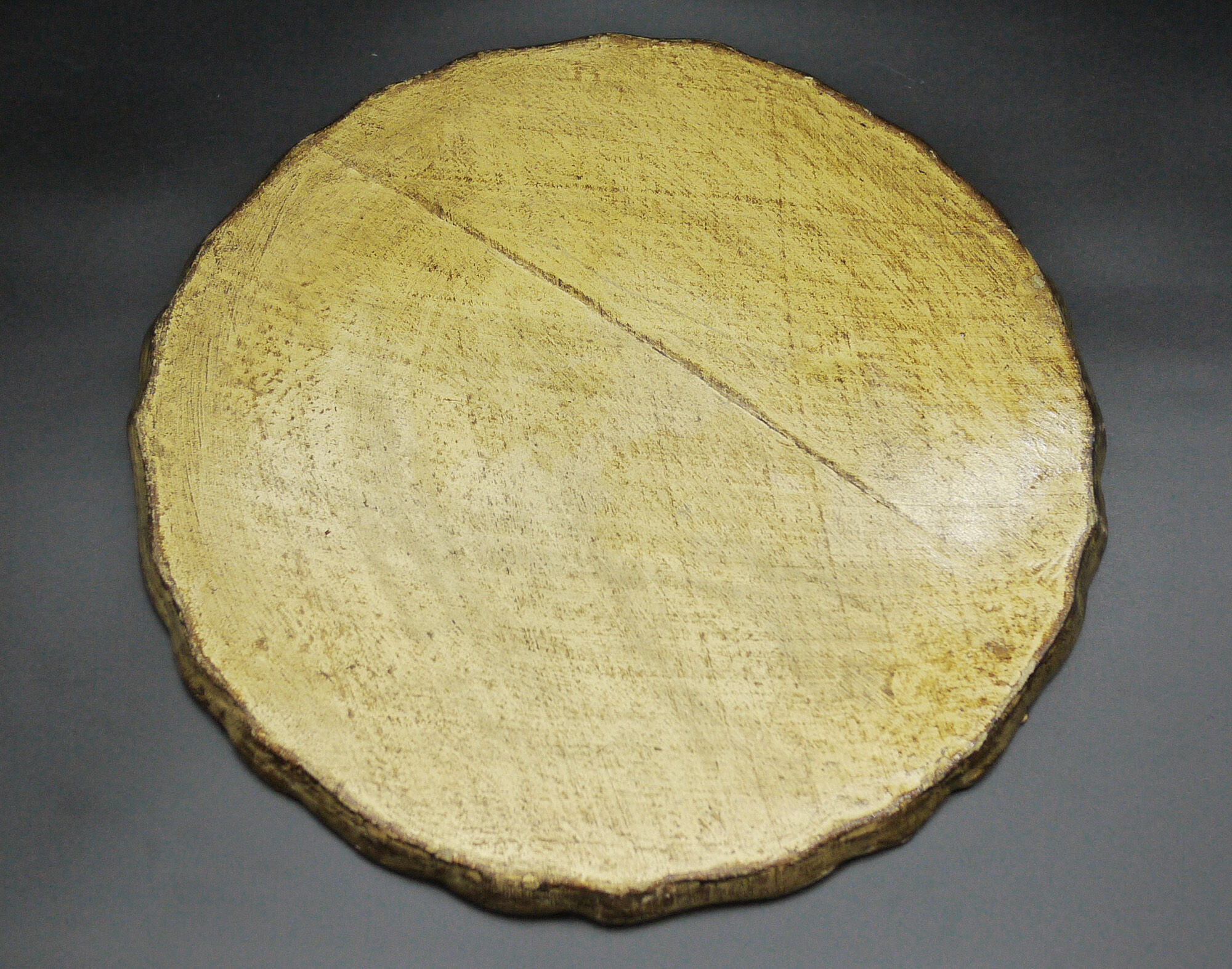 Florentine wooden tray painted with the hand of circular shape