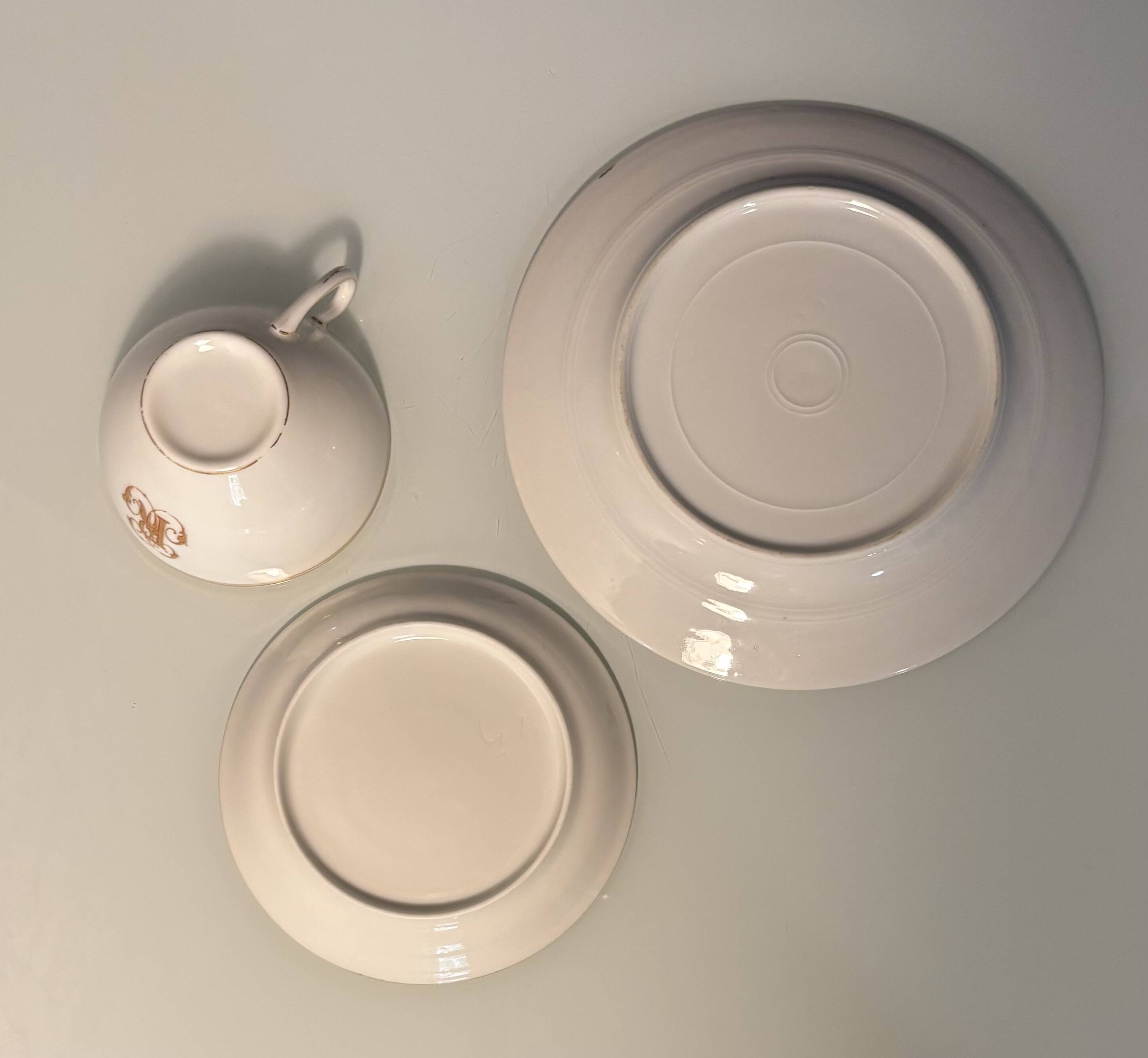 Service à thé en porcelaine (Limoges) 35 pieces monogrammè à liseré doré